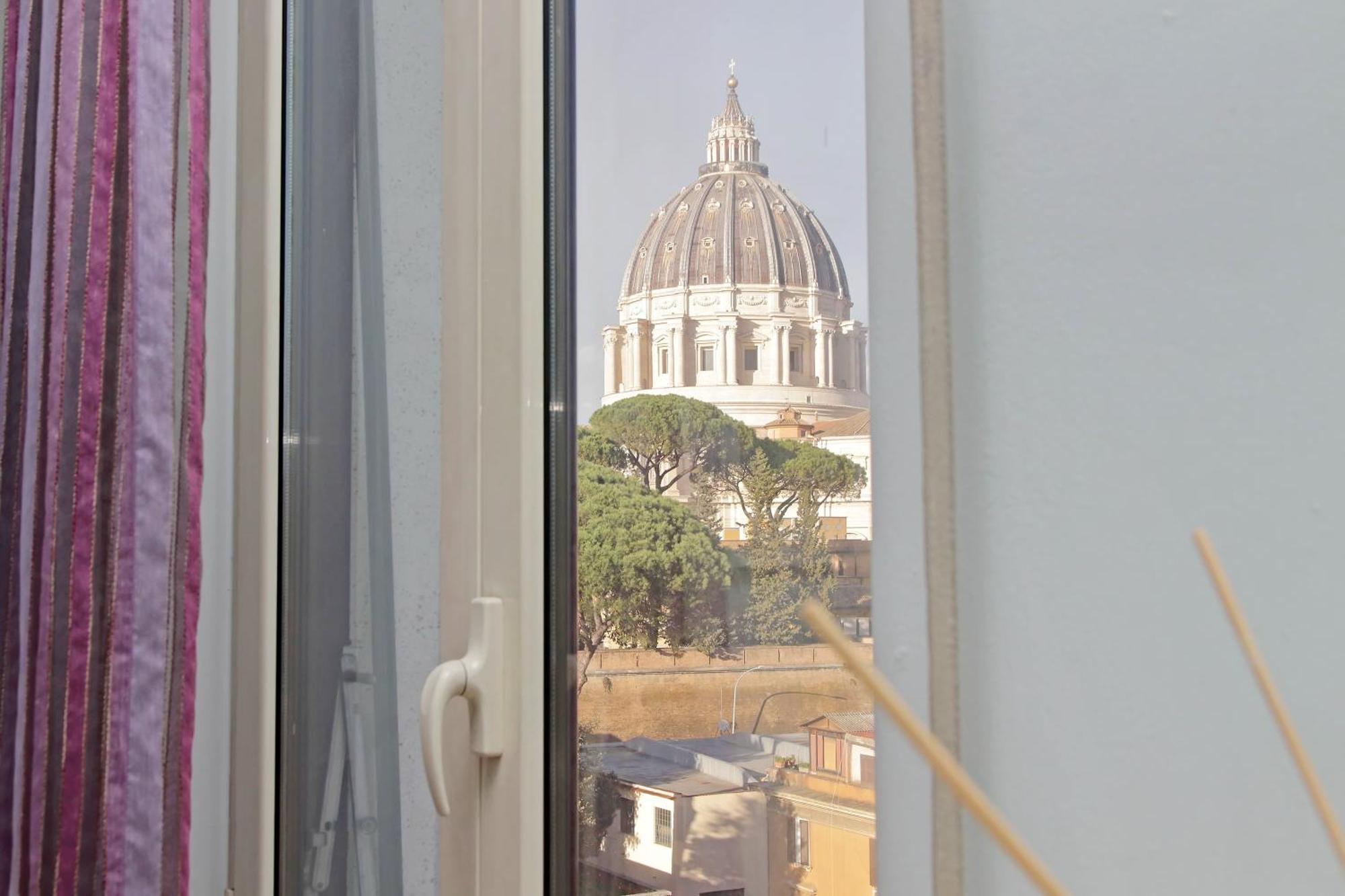 Ych-una Finestra Sulla Cupola Di San Pietro Roma