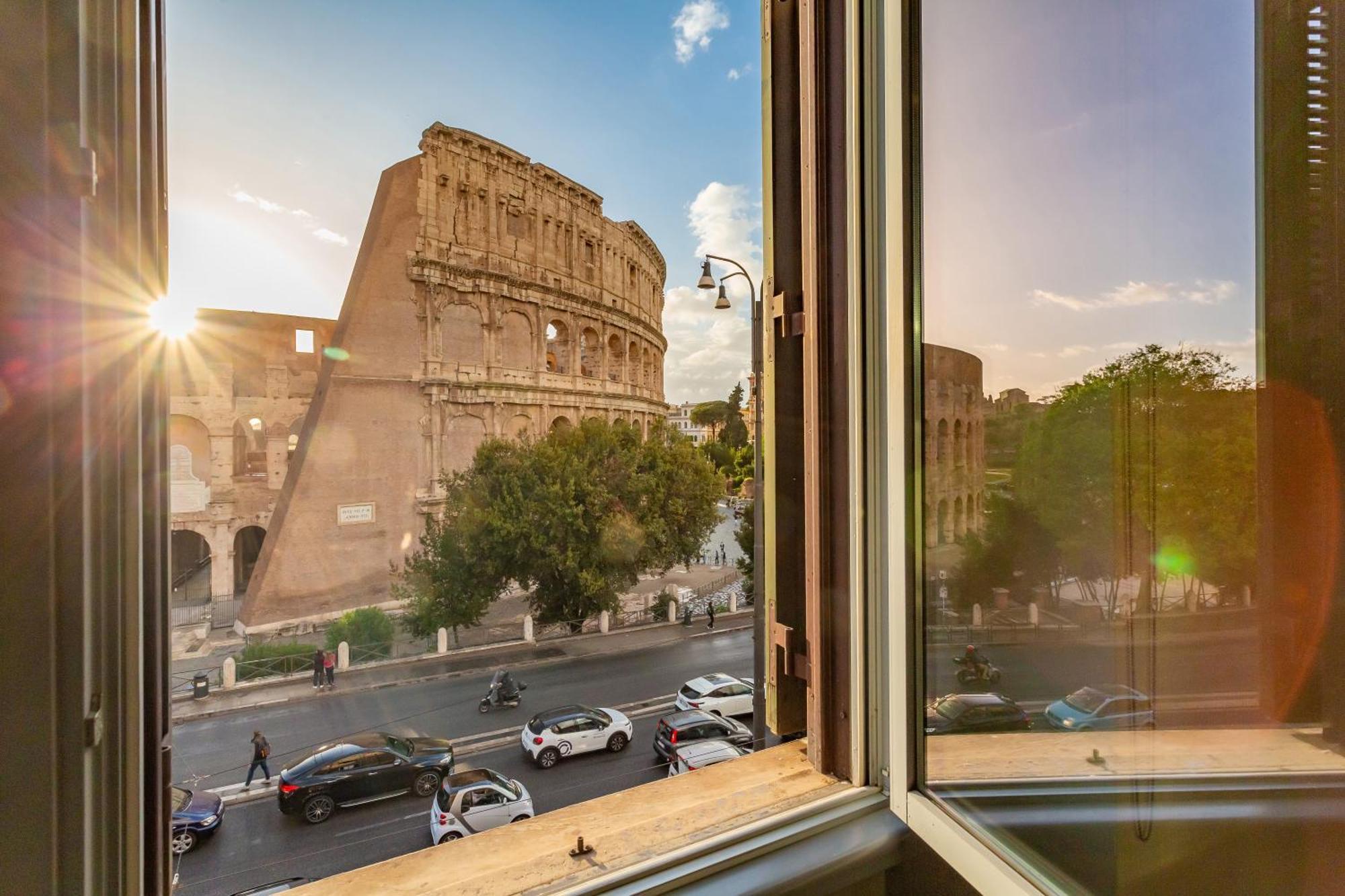 Iconic With Unique Colosseum View *