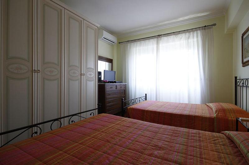 Appia Davila25