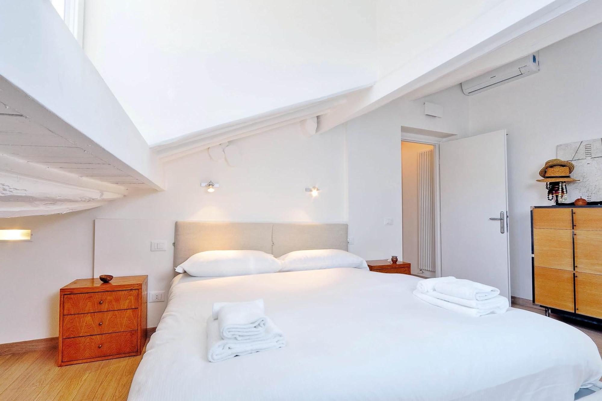 Apartment Pantheon Charming Attic | Romeloft Rom