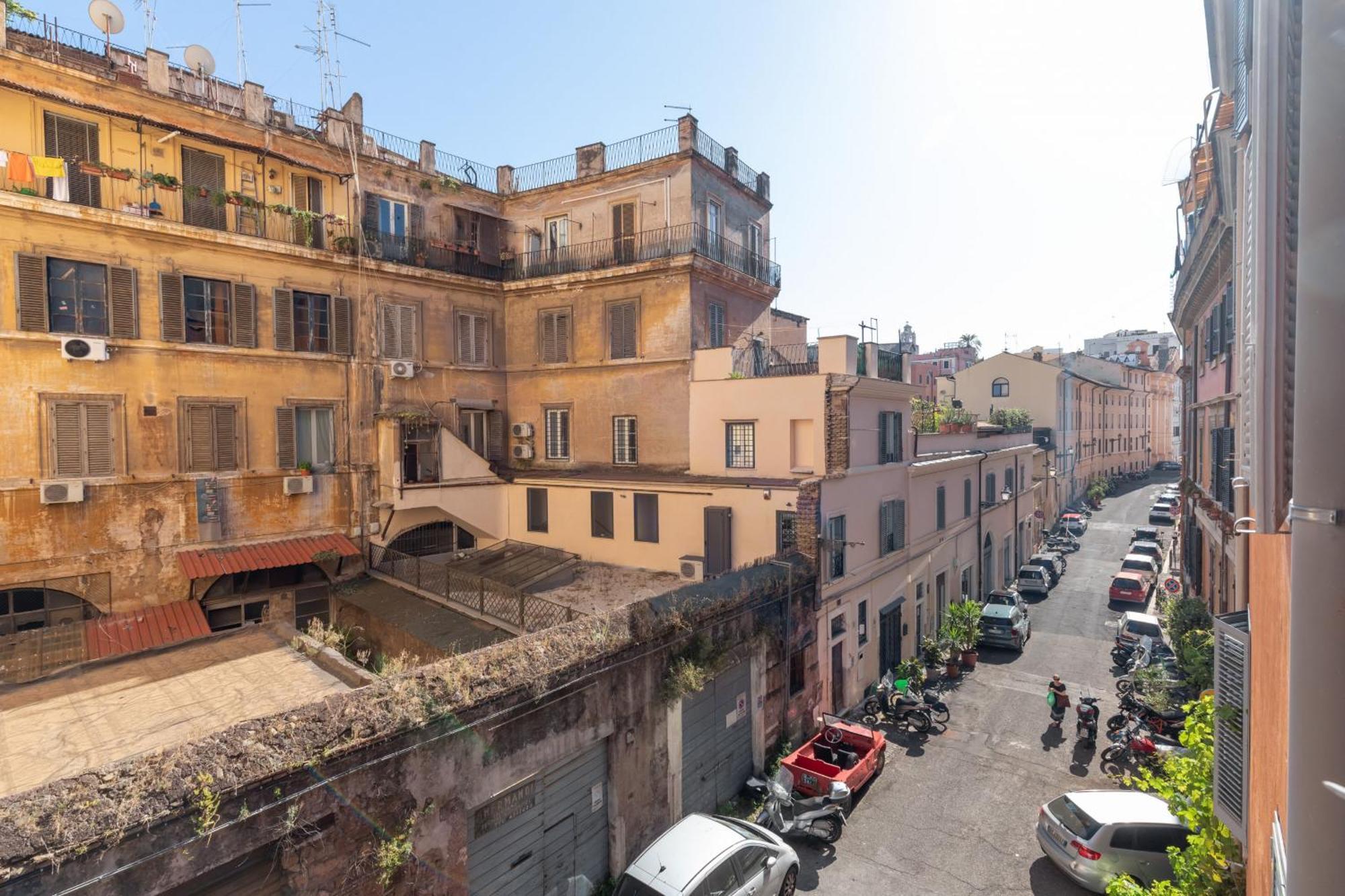 Charming Design In Monti Apartamento