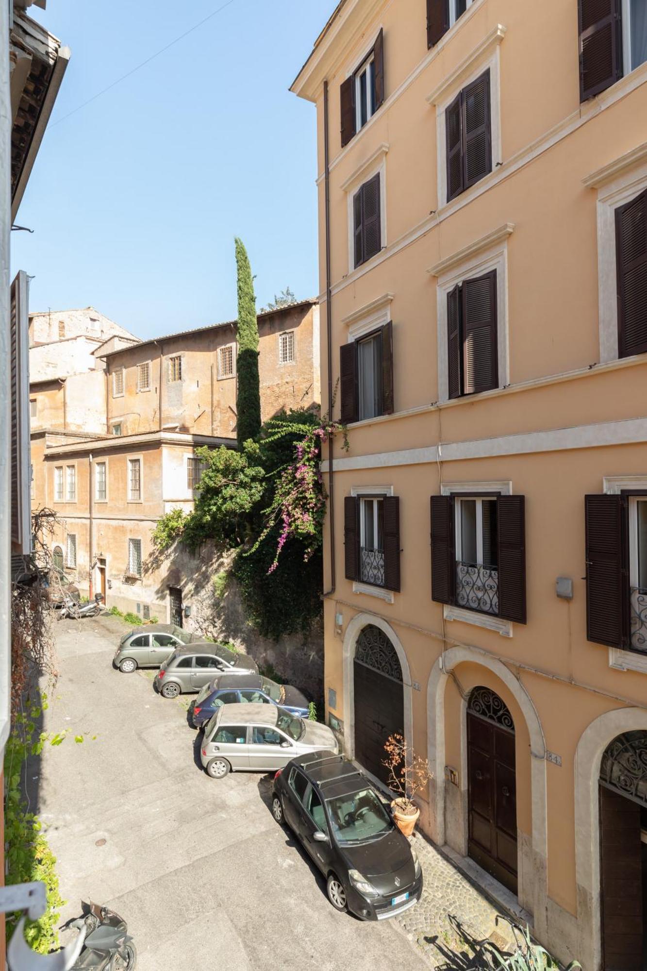 Charming Design In Monti Apartamento
