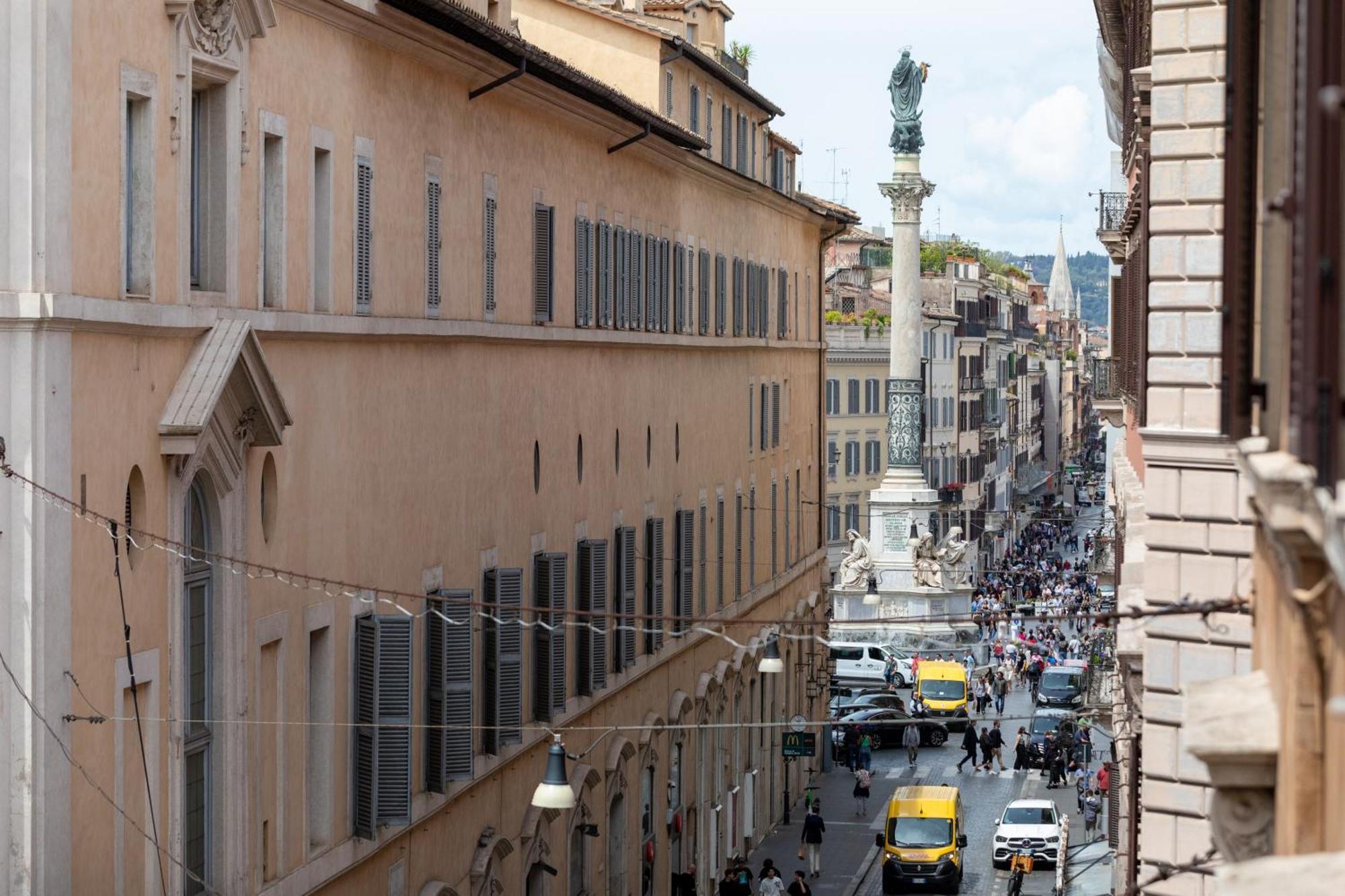 Chilling' Piazza Di Spagna