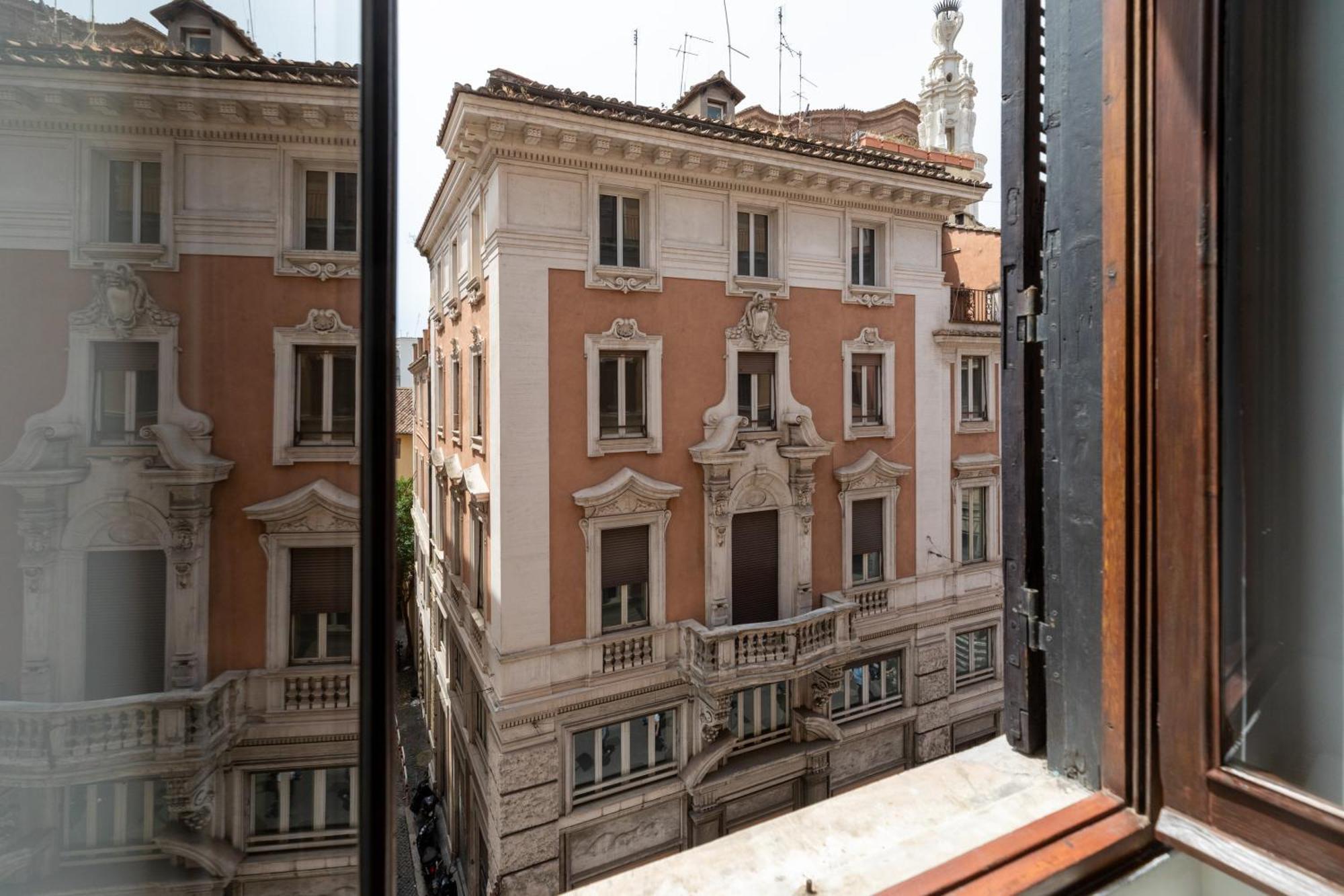 Chilling' Piazza Di Spagna * Rome