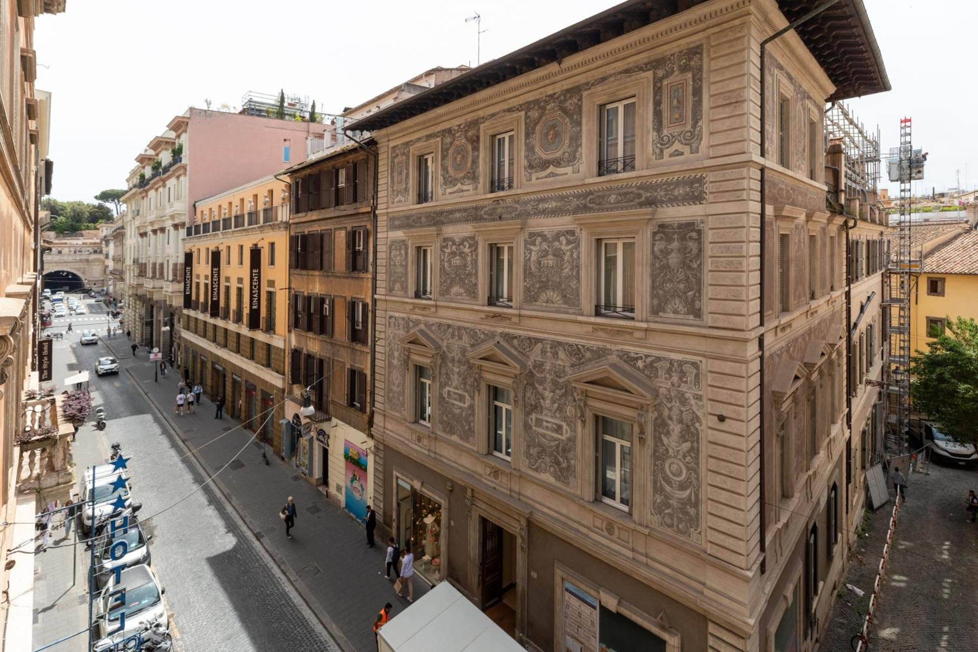 Chilling' Piazza Di Spagna *