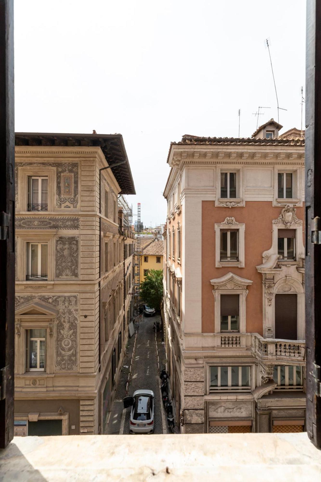 Chilling' Piazza Di Spagna