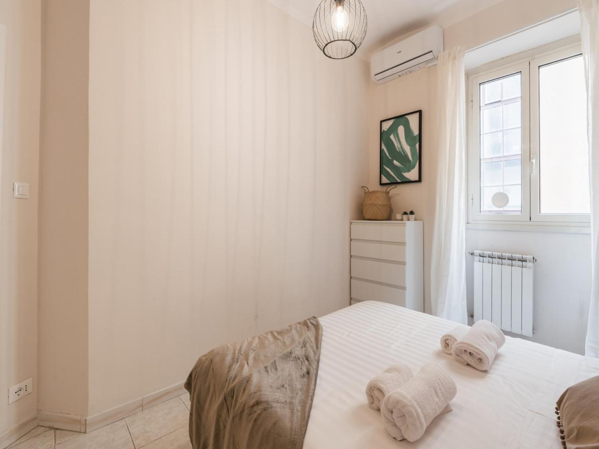 The Rent - Spacious One-bedroom Near Colosseum * Roma