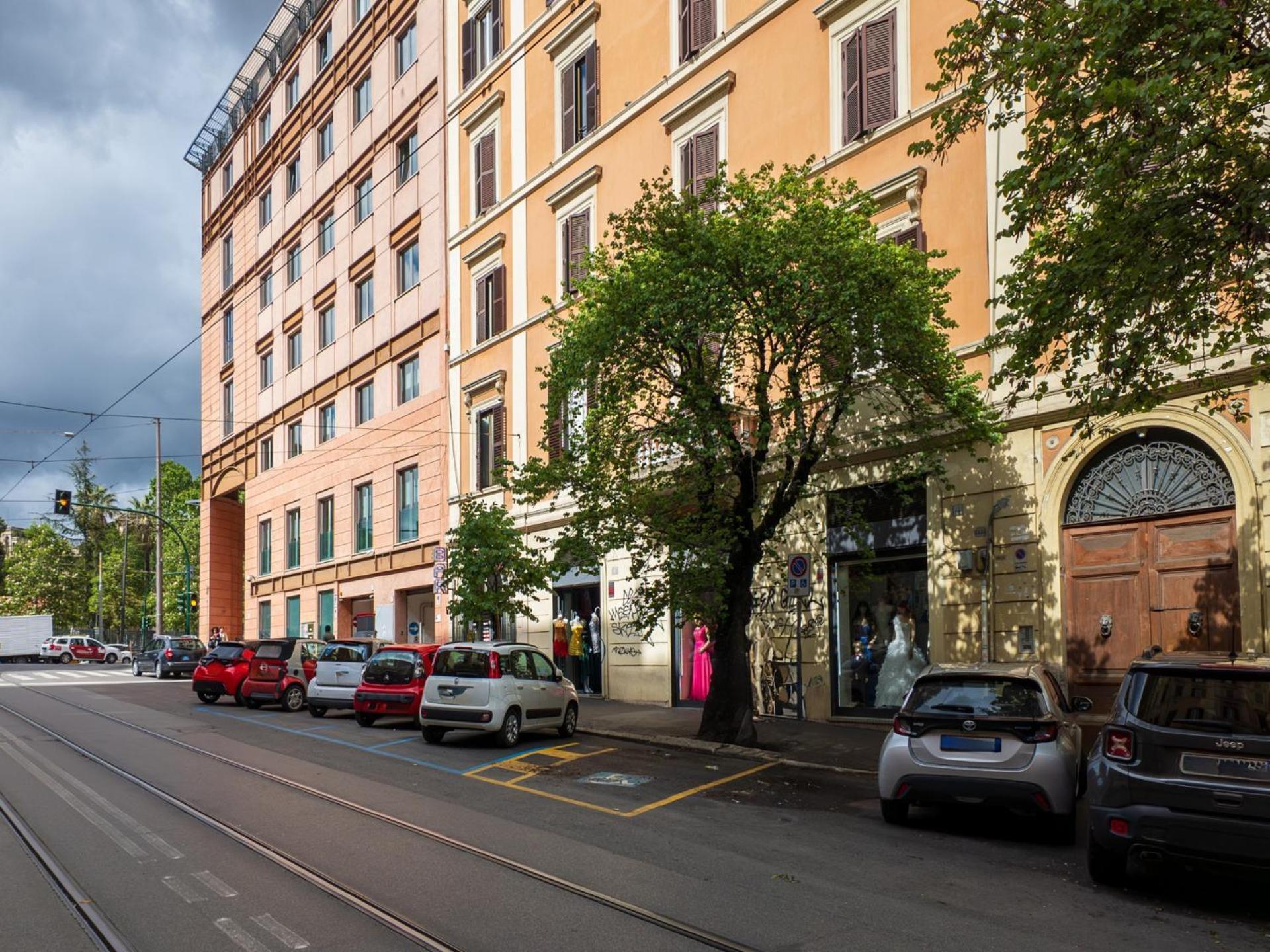 The Rent - Spacious One-bedroom Near Colosseum Roma