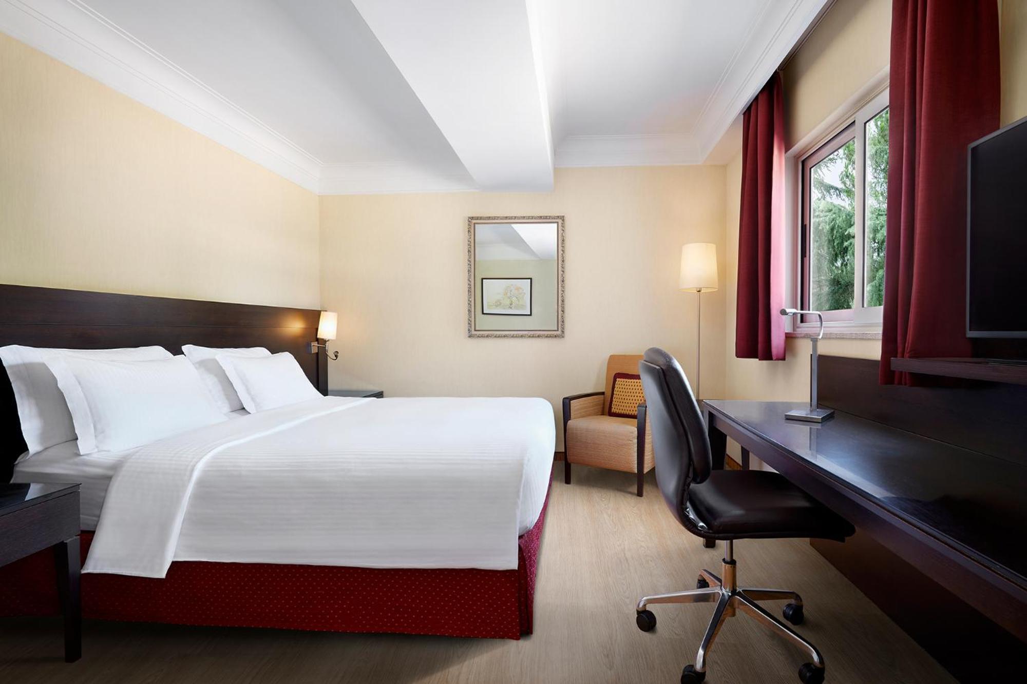 Courtyard By Marriott Park Hotel