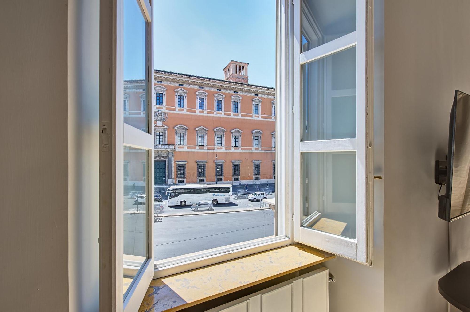 Irex Shining Near Colosseo * Rom