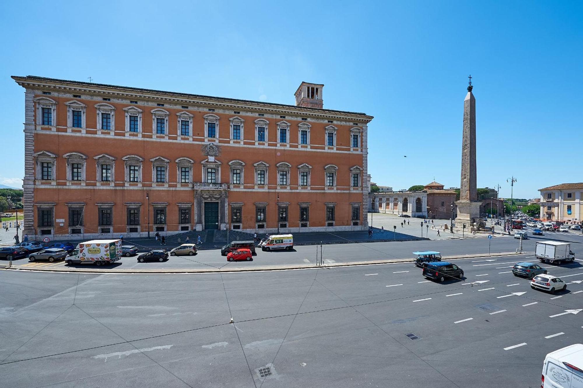 Irex Shining Near Colosseo Rom
