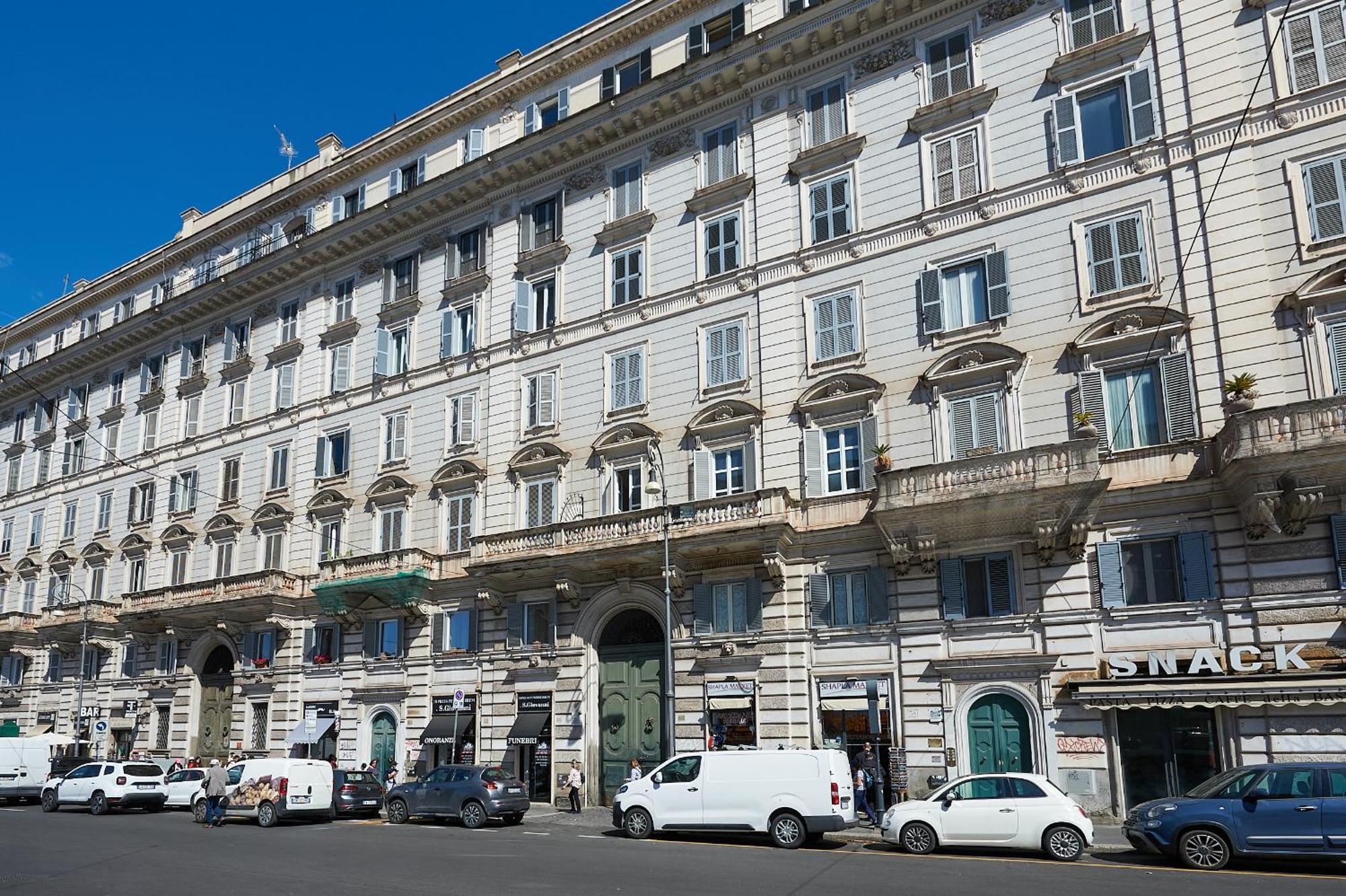 Irex Shining Near Colosseo * Rom