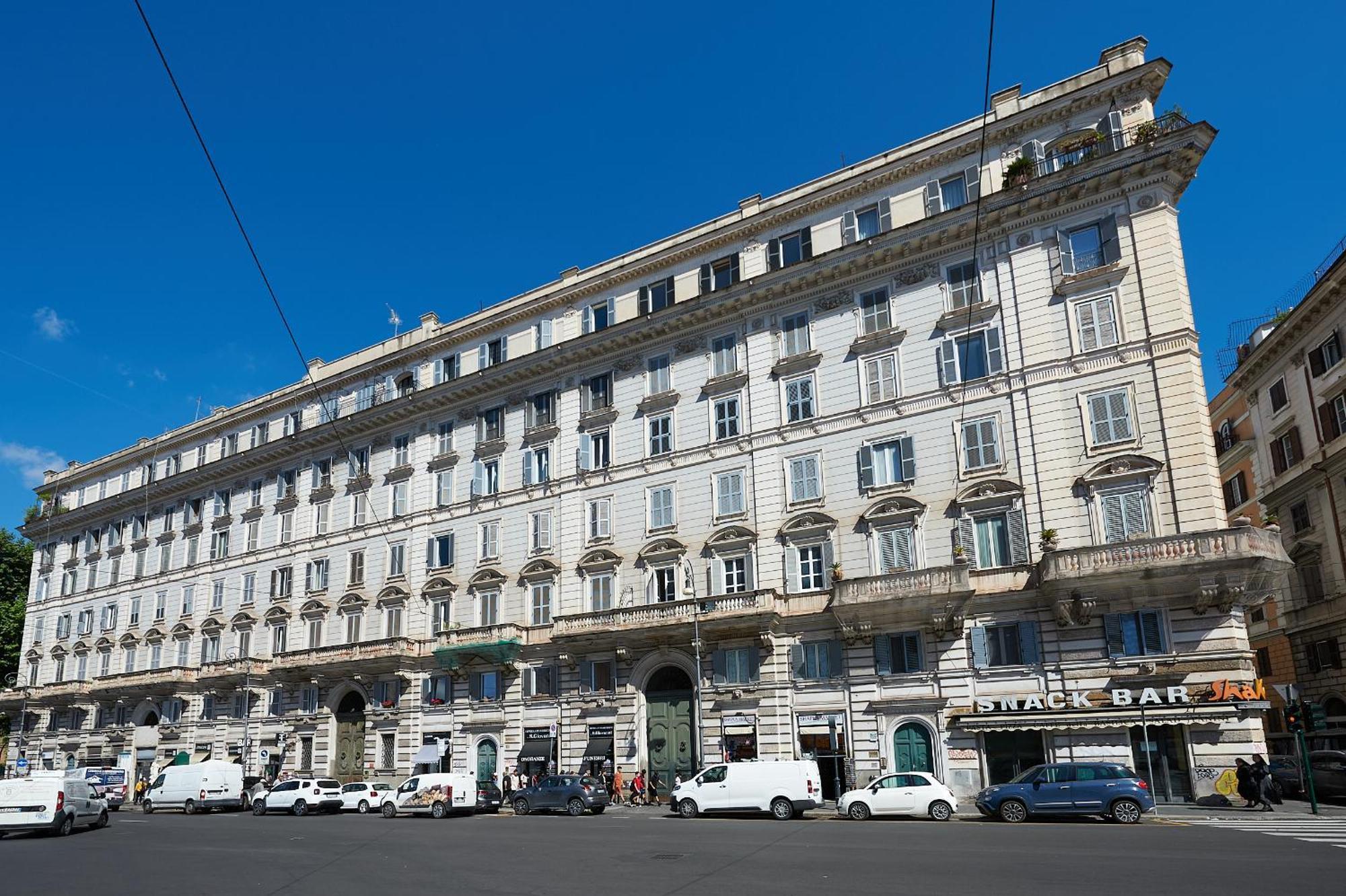 Irex Shining Near Colosseo Rom