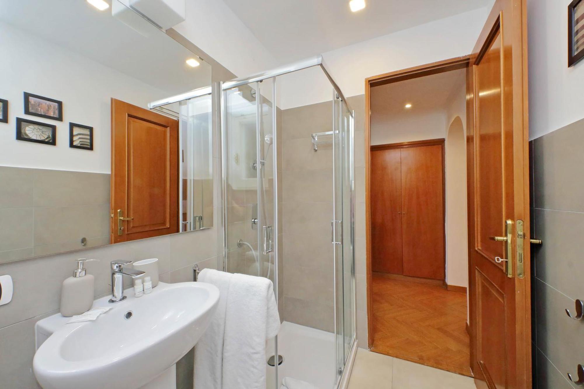 Ych-comfortable 2 Bedrooms Flat Near Colosseum Apartamento Roma