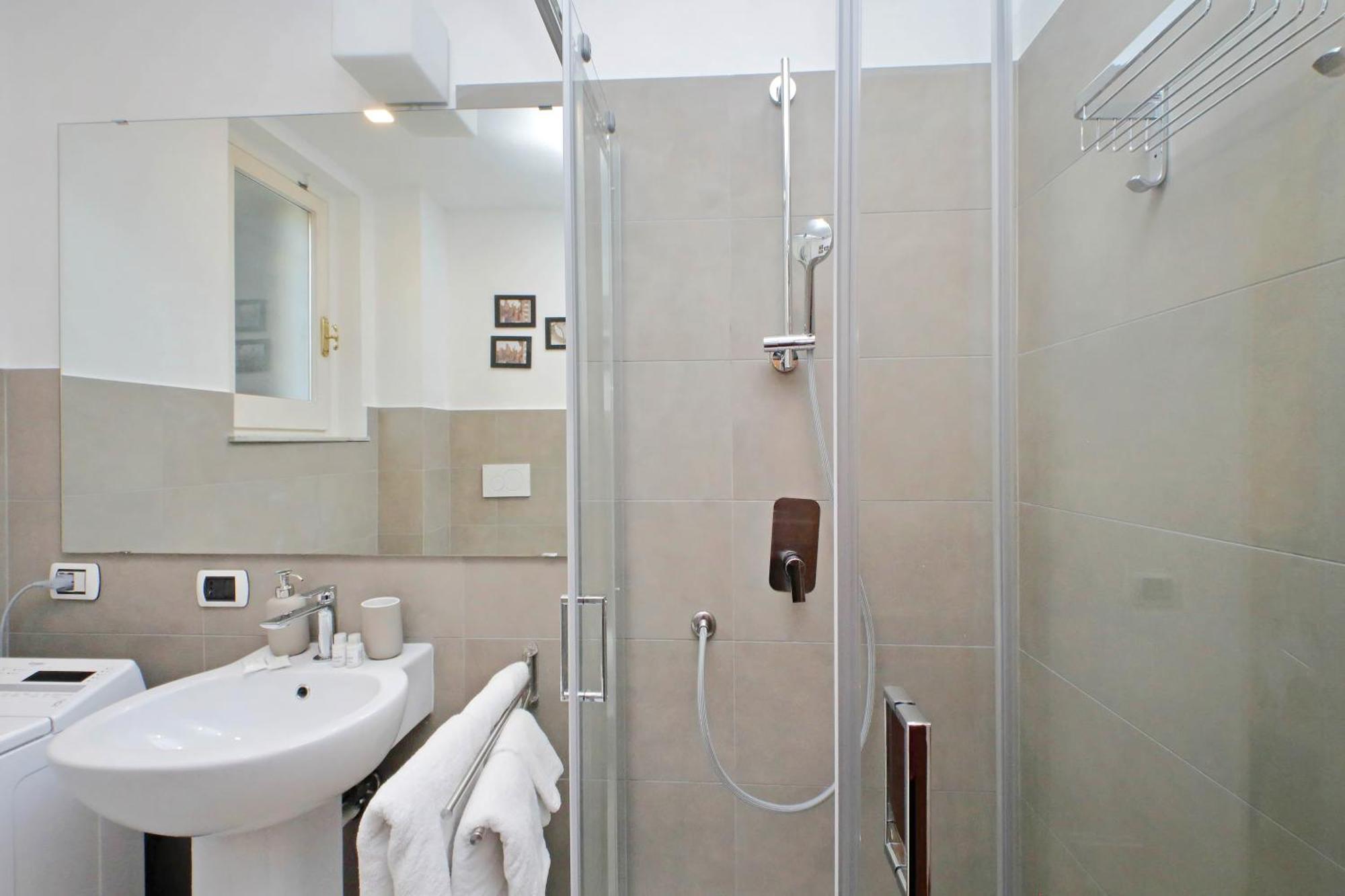 Ych-comfortable 2 Bedrooms Flat Near Colosseum * Roma