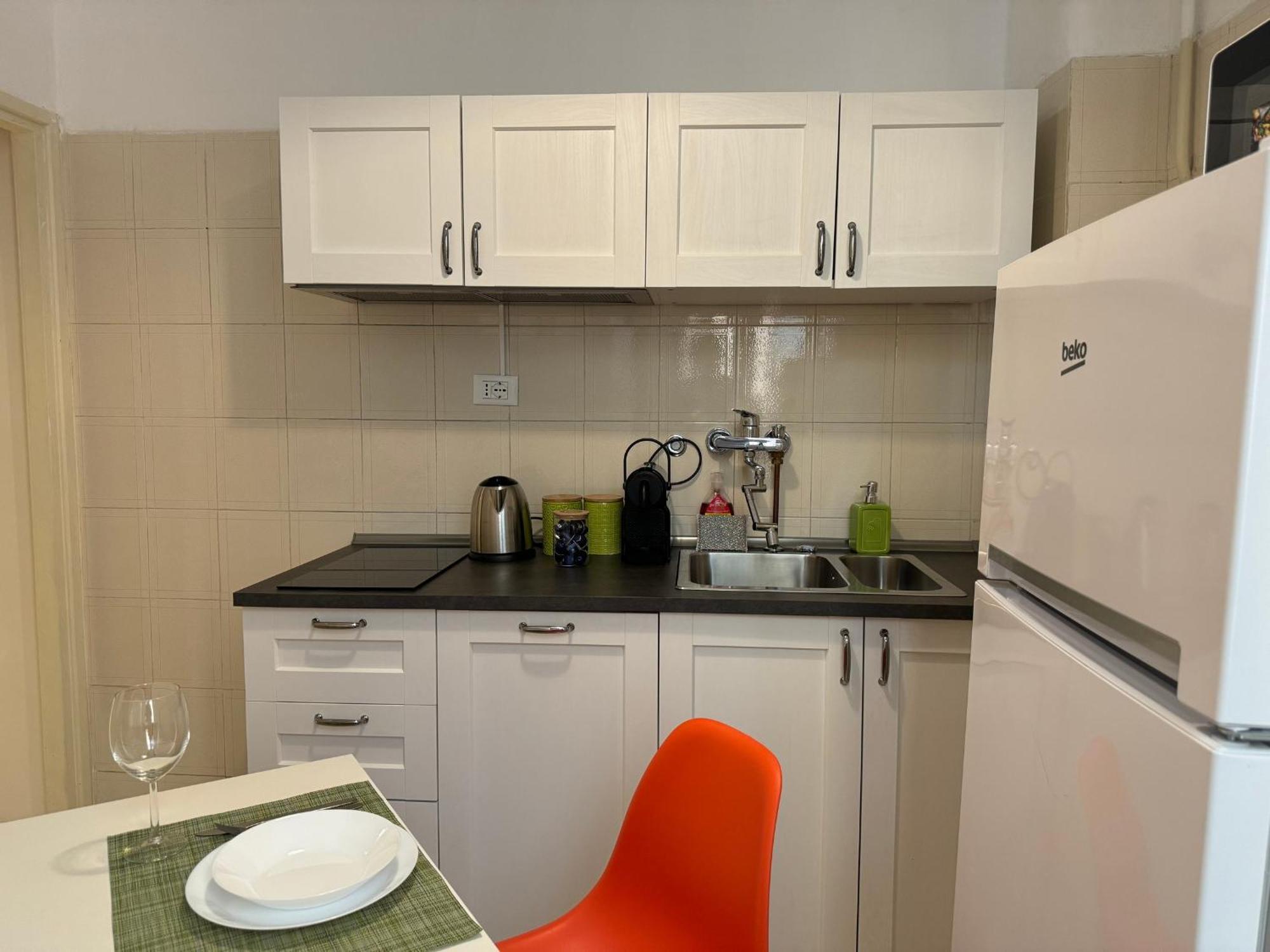 The Rent - Spacious One-bedroom Near Colosseum * Roma
