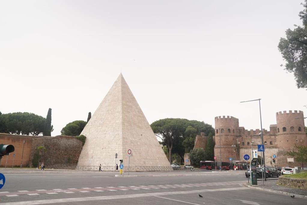 Domus Piramide Apartment Rom