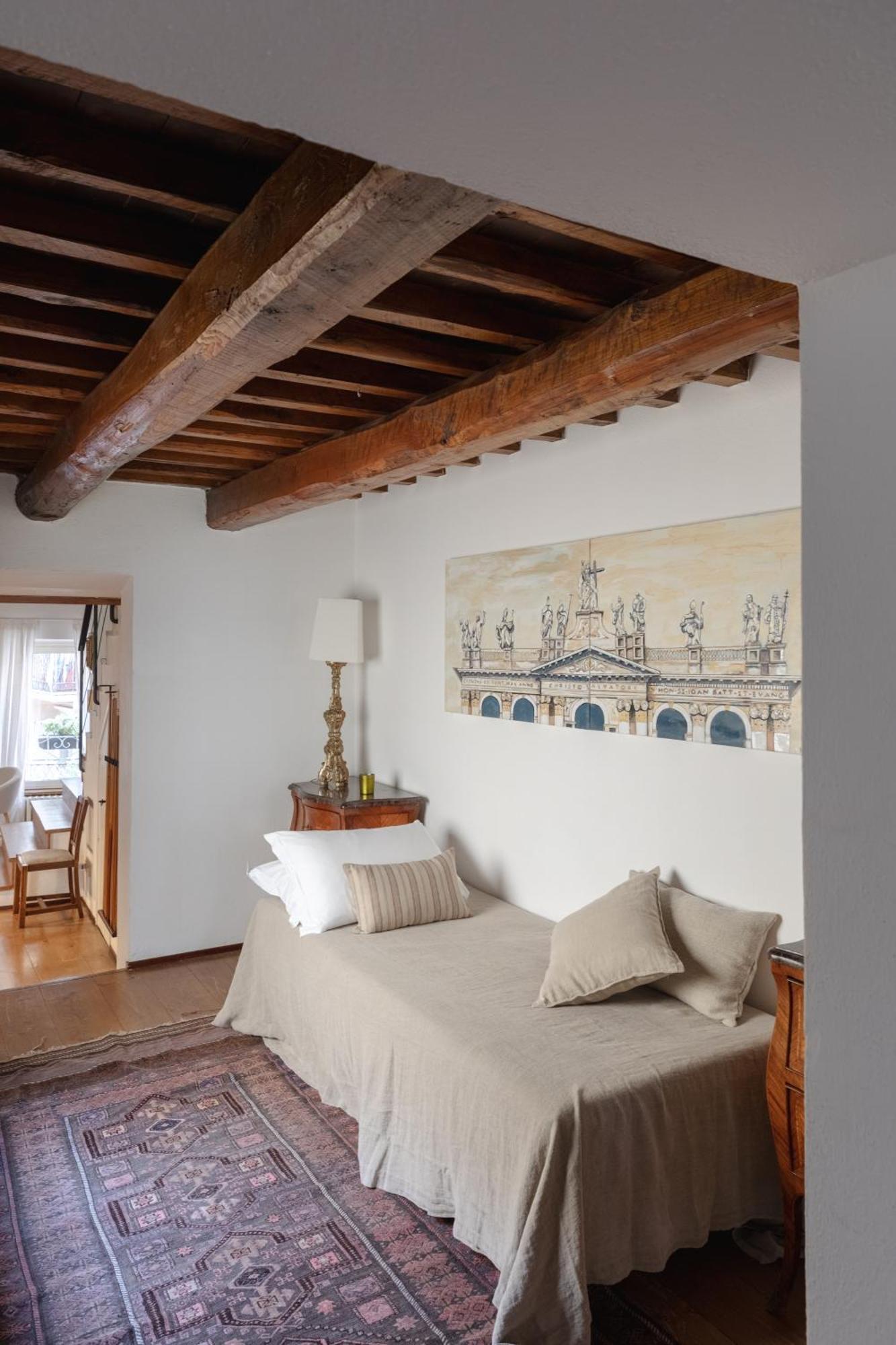 Classic And Chic In Trastevere Apartment