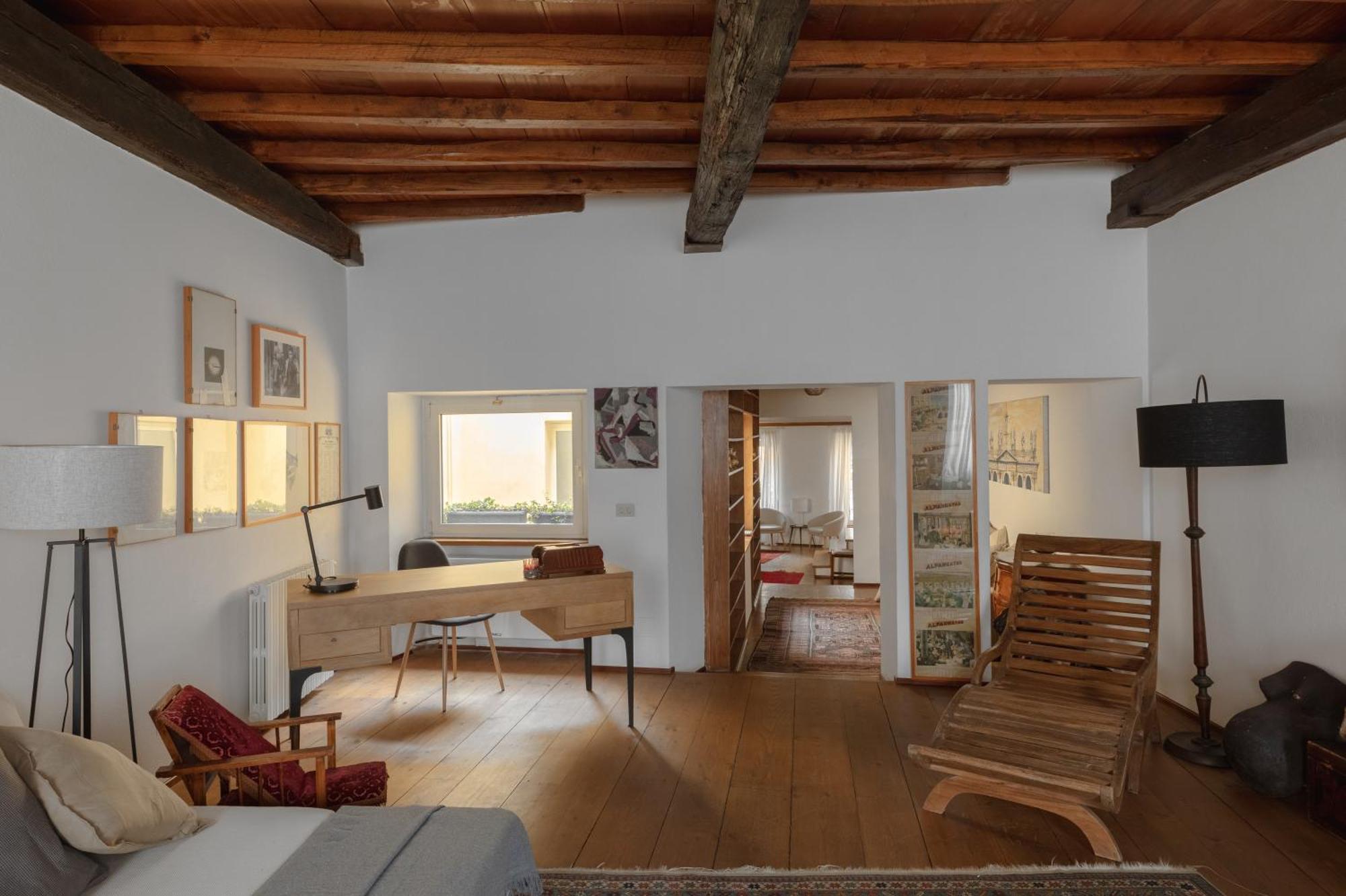 Classic And Chic In Trastevere Apartment