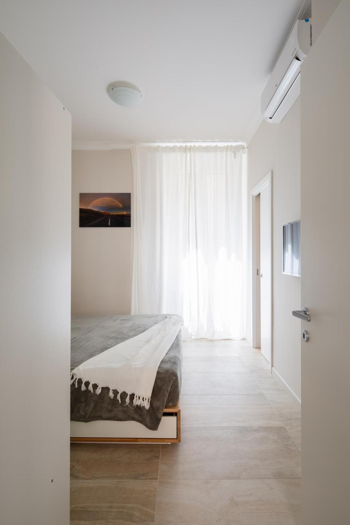 Lucrezio In *