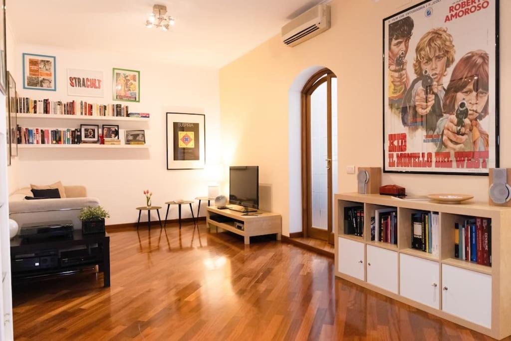 Stracult House Suggestive And Vintage-pop