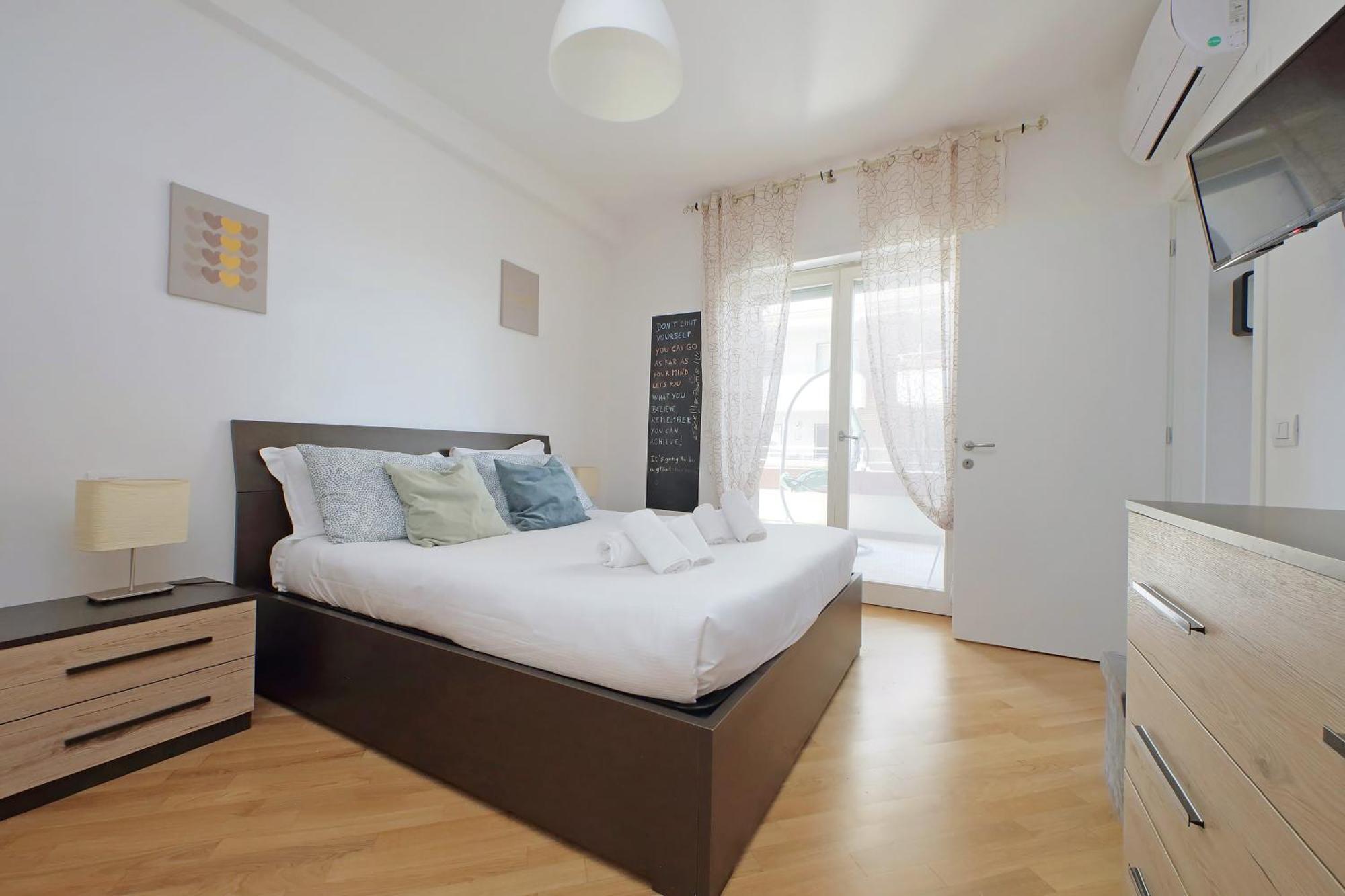 Comodo Con Terrazzo, Vicino Gemelli * Roma