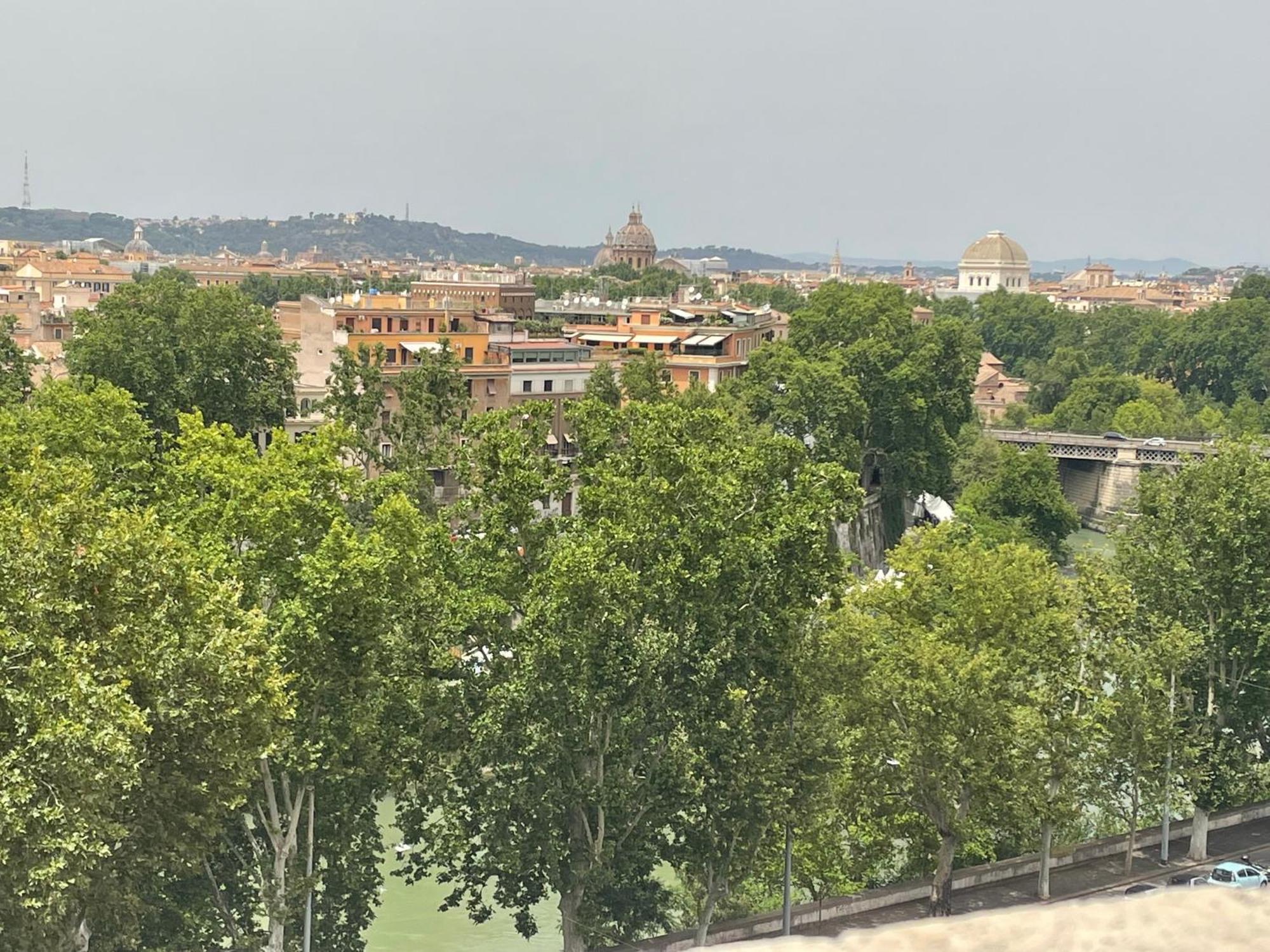Deluxe One Bedroom Apartment, Perfect Location, Air Cond * Roma