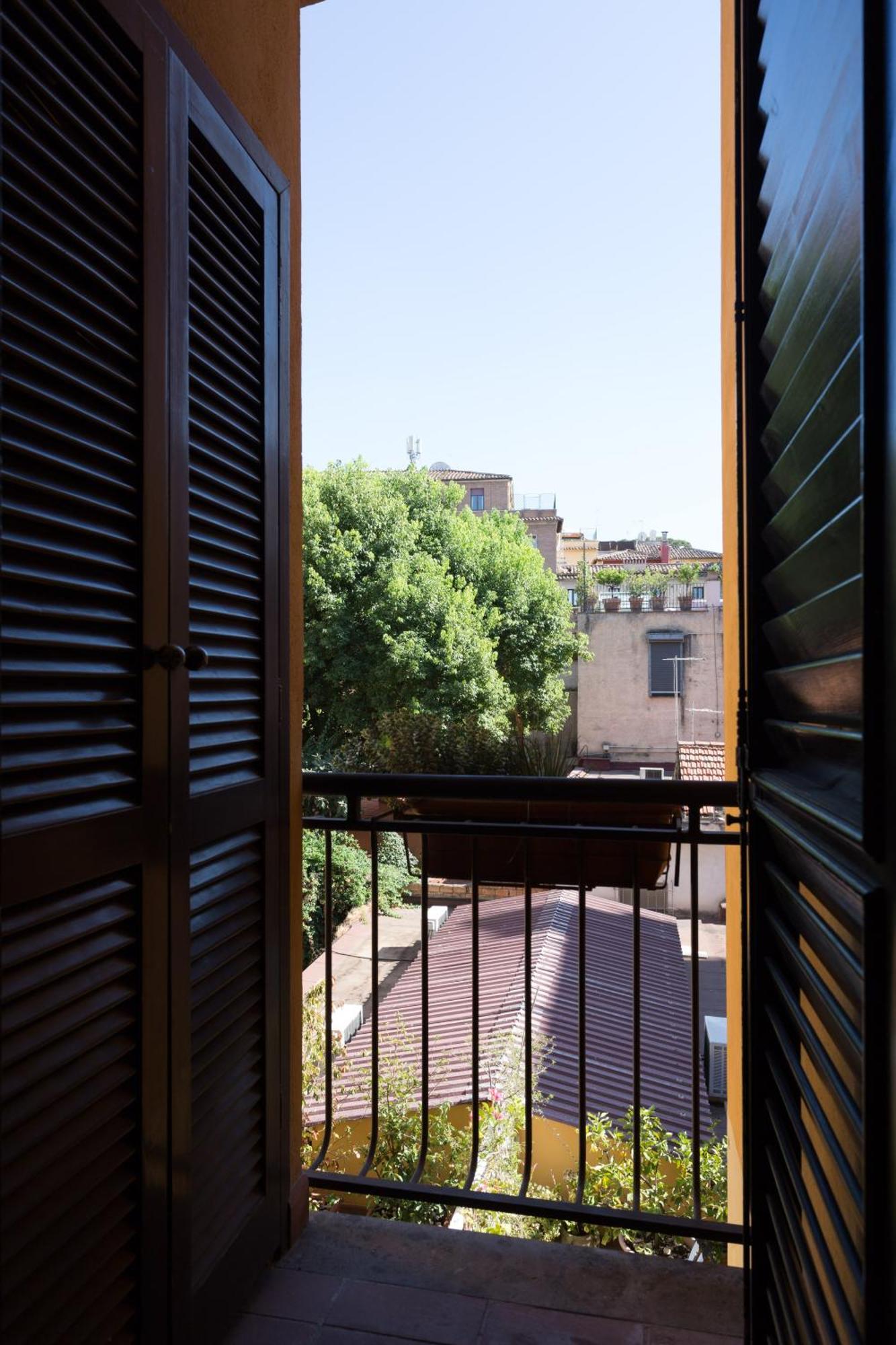 San Peter Borgo 68 Rome