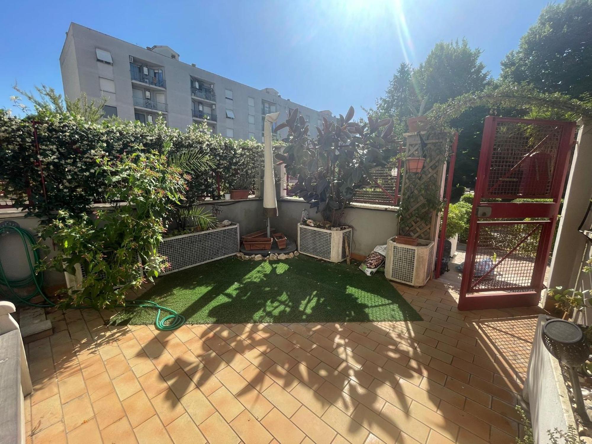 Intero Con Giardino E Parcheggio