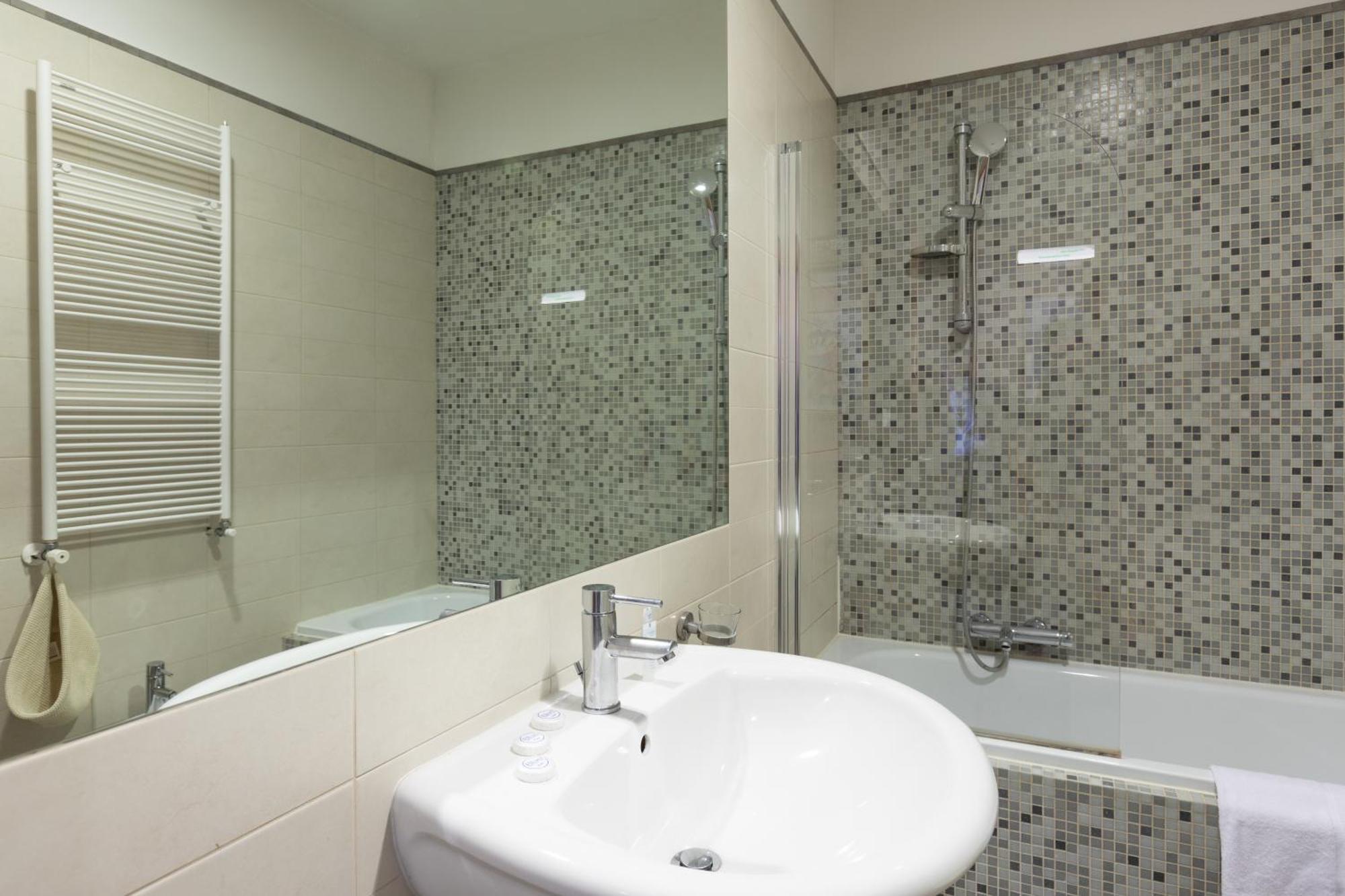 Elegant In Apartment Rom