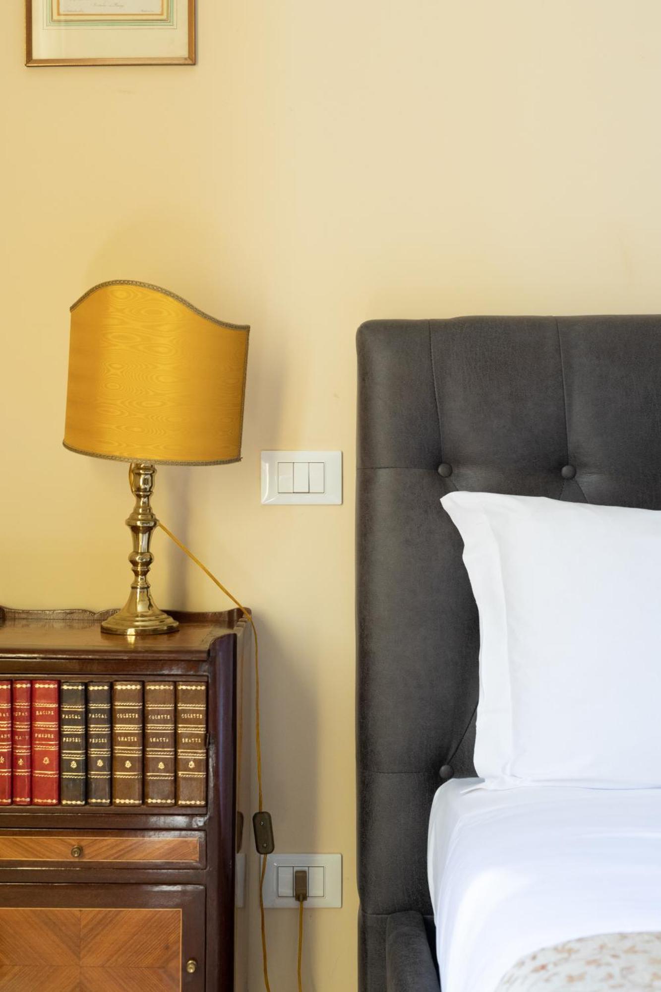 Elegant In Apartment Rom