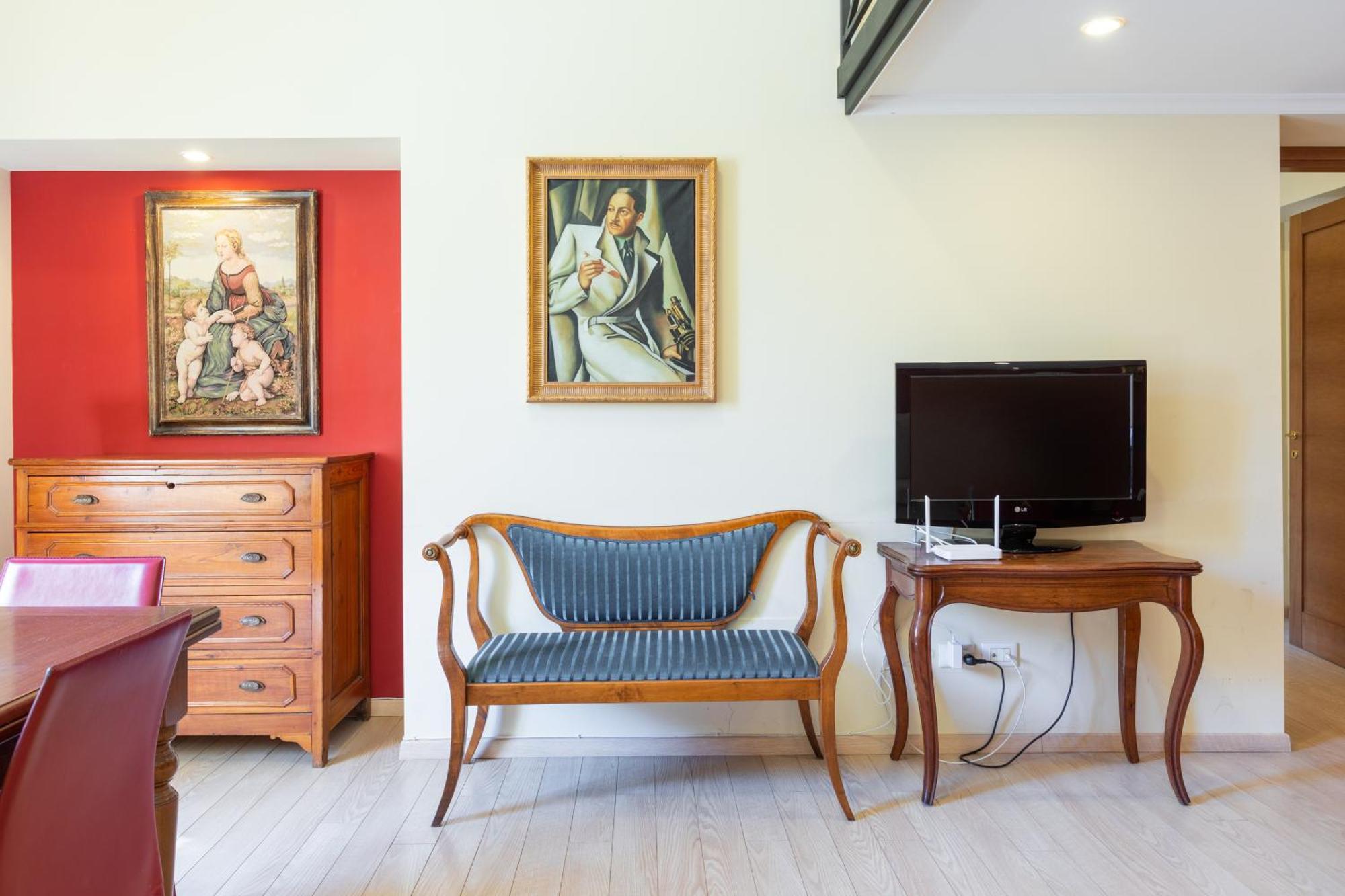 Elegant In Apartment Rom