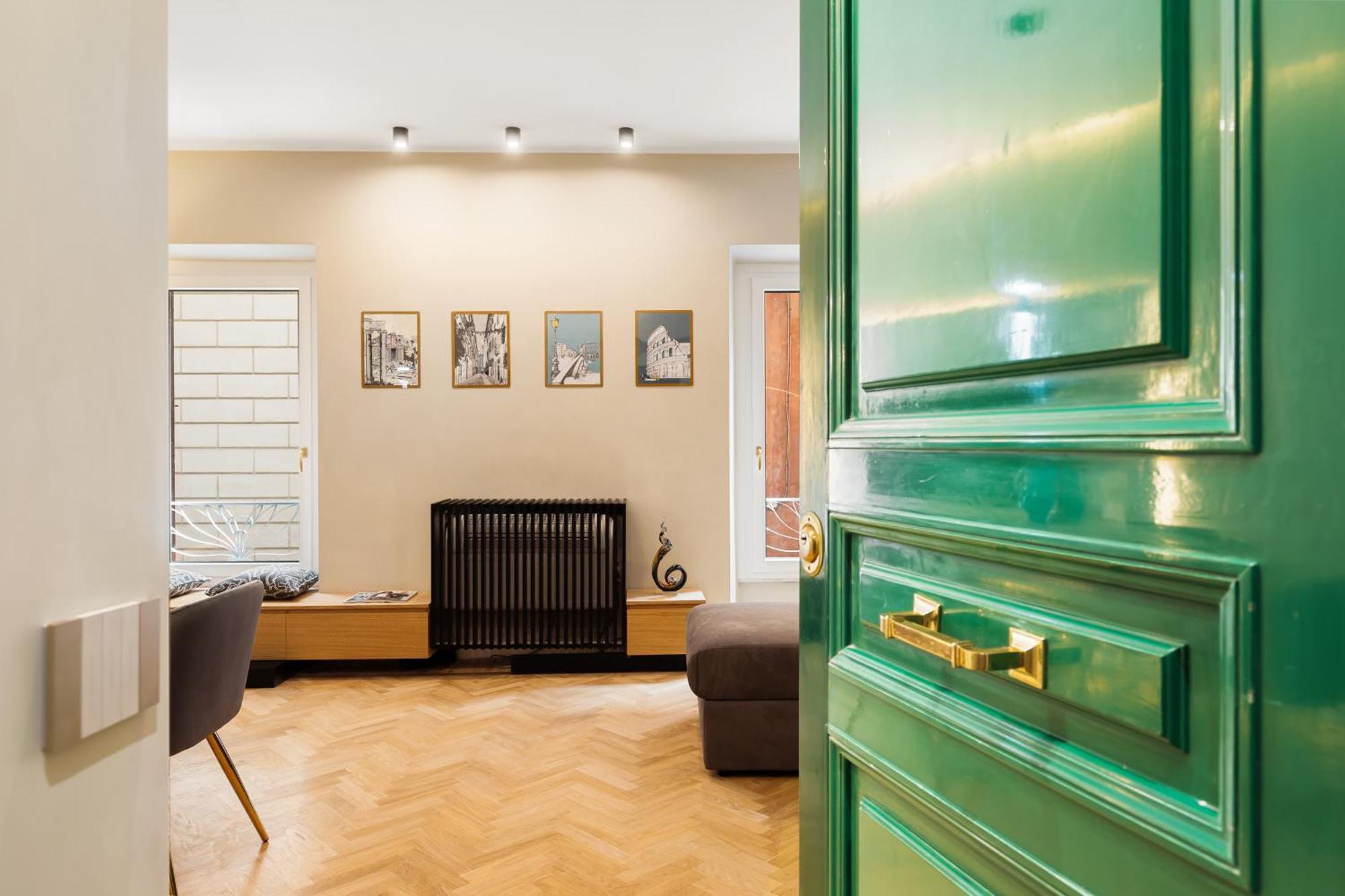 Spanish Steps Modern Gem * Roma