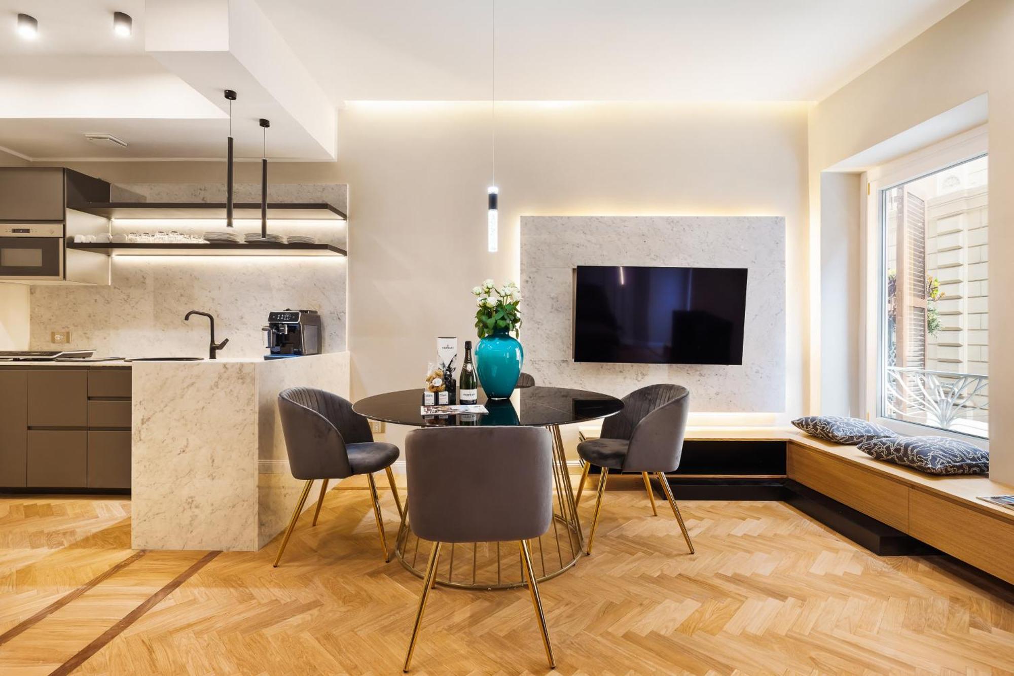 Spanish Steps Modern Gem * Roma
