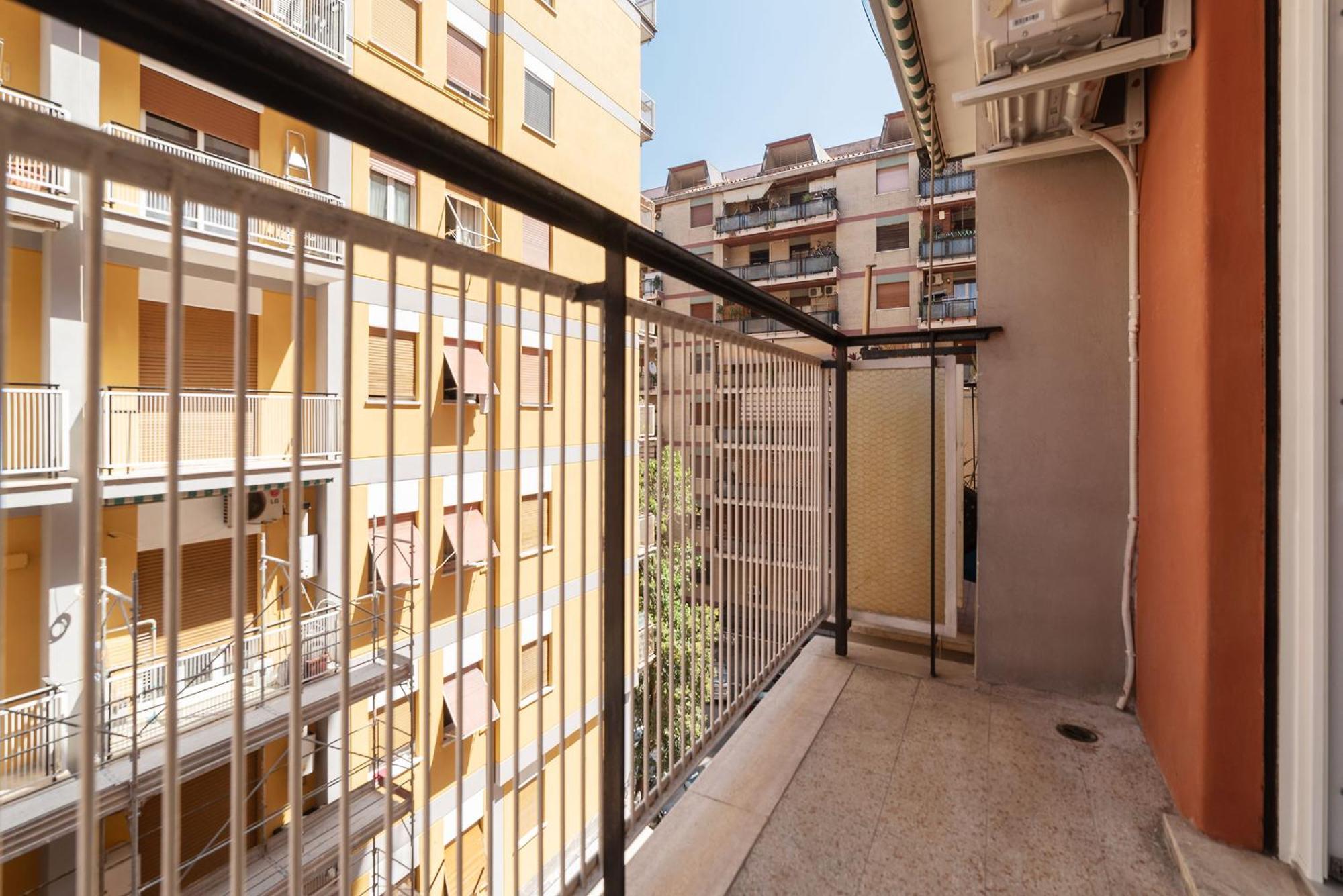 Joivy Delightful 3-bed Flat With Balcony