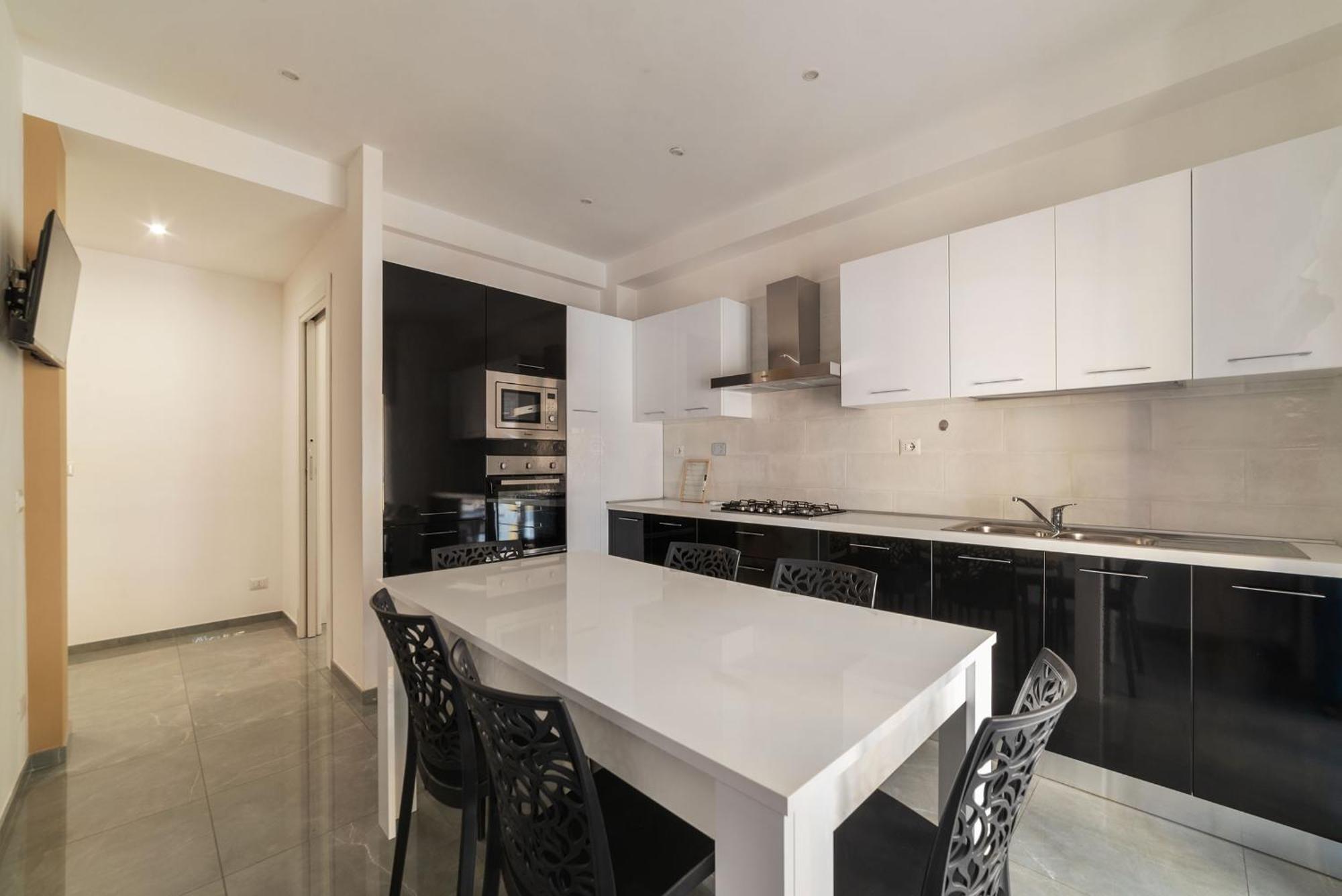 Joivy Delightful 3-bed Flat With Balcony Apartment