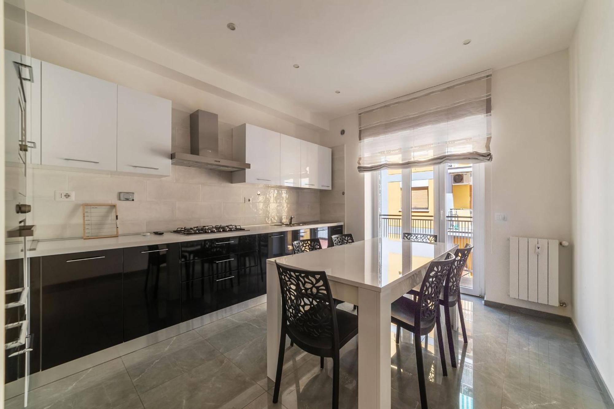 Joivy Delightful 3-bed Flat With Balcony Apartment *