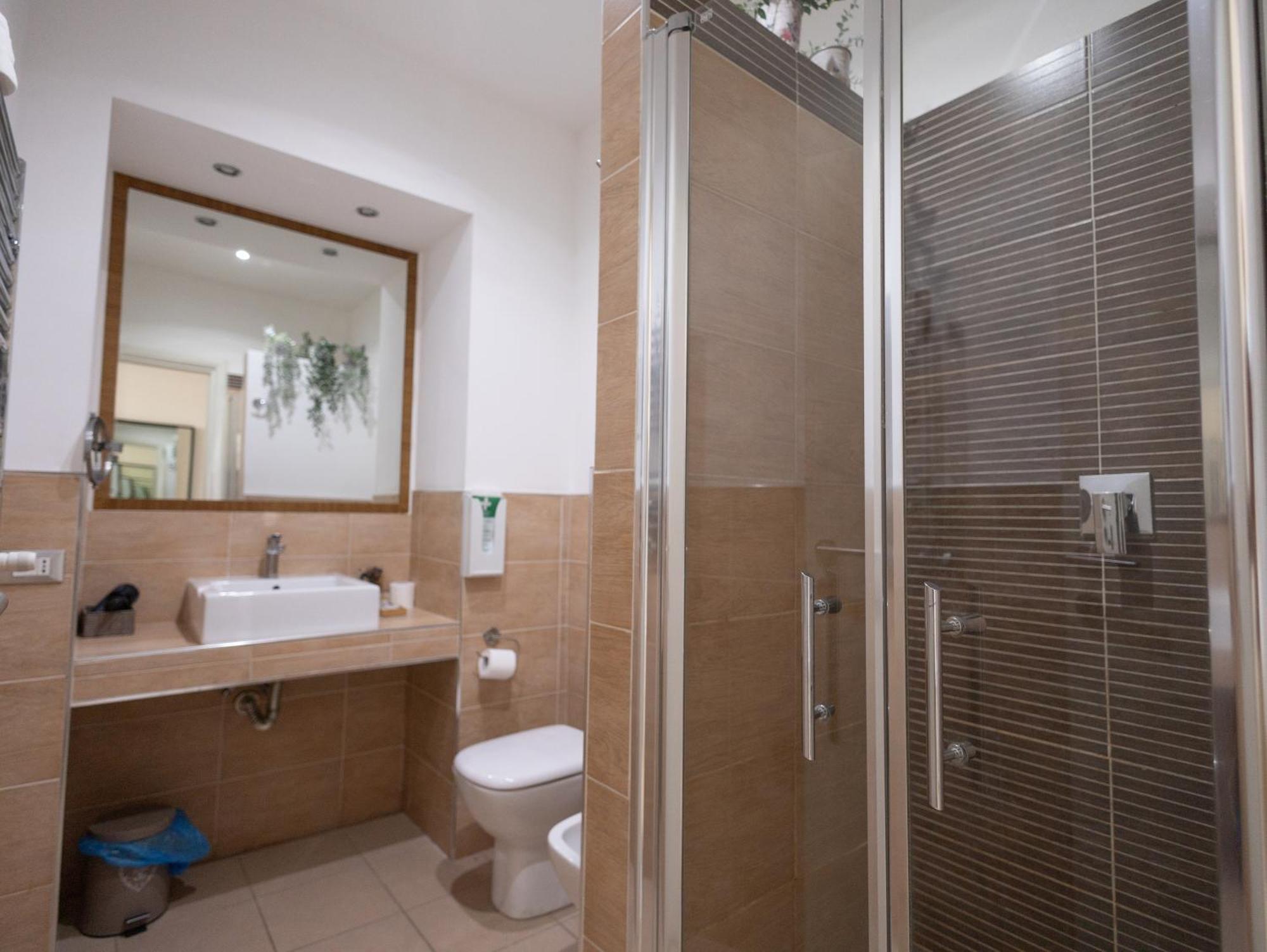Romerooms Cola Di Rienzo Bed and breakfast 2*