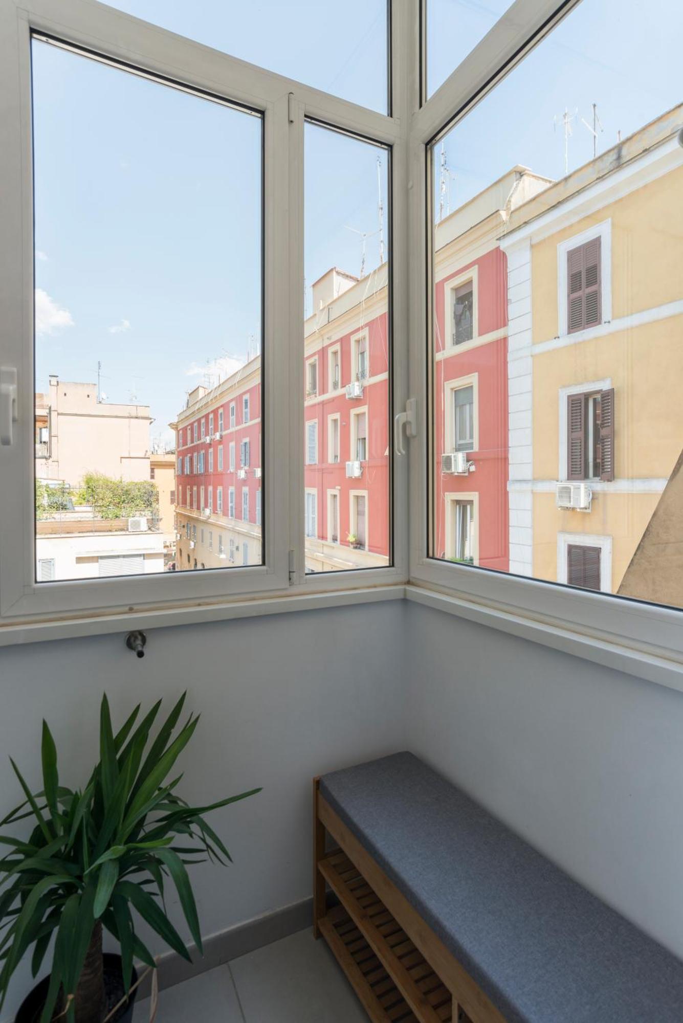 Half Palace, Relaxing In San Lorenzo Roma