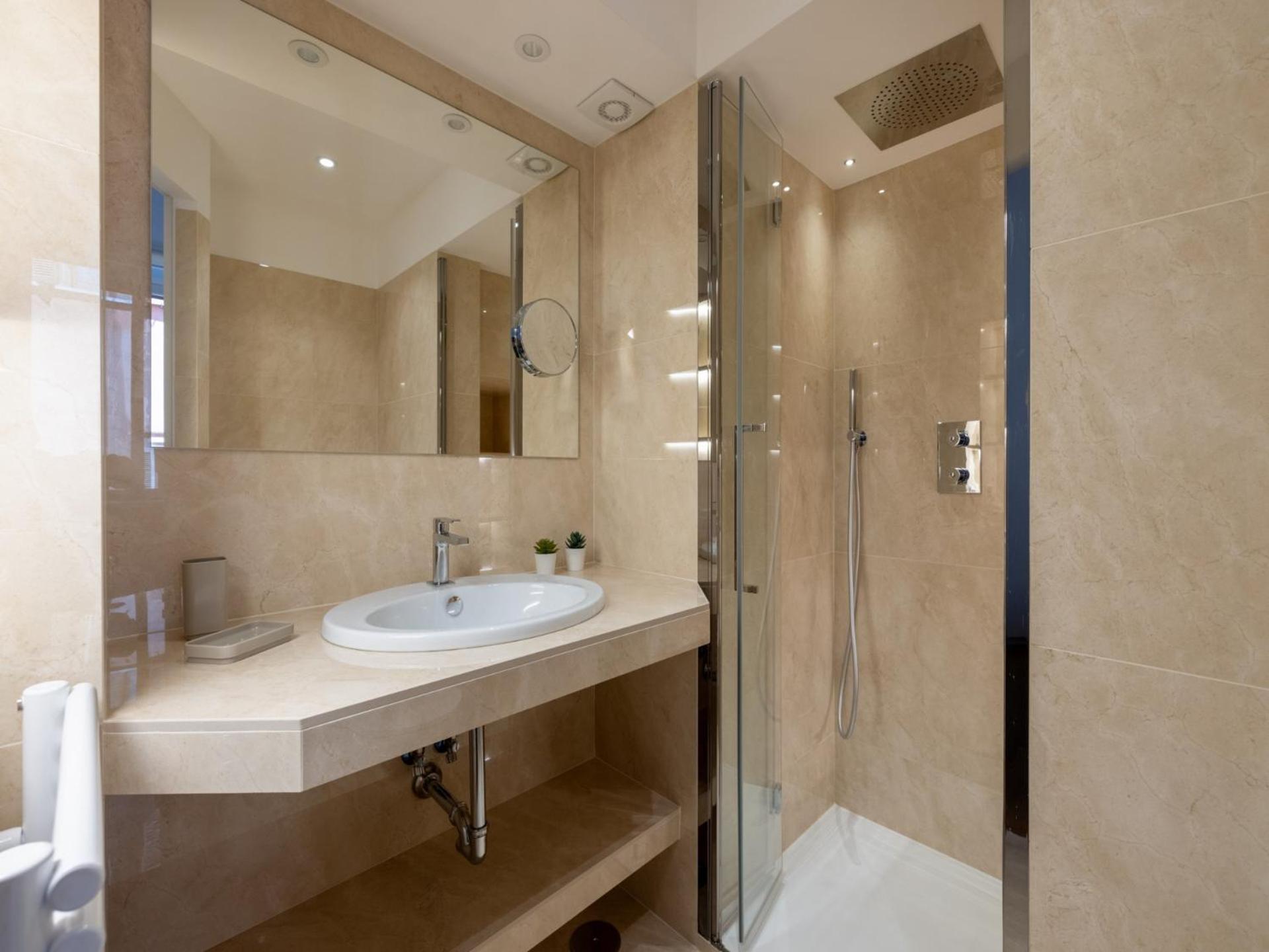 The Rent - One-bedroom Flat In Tritone Area Roma