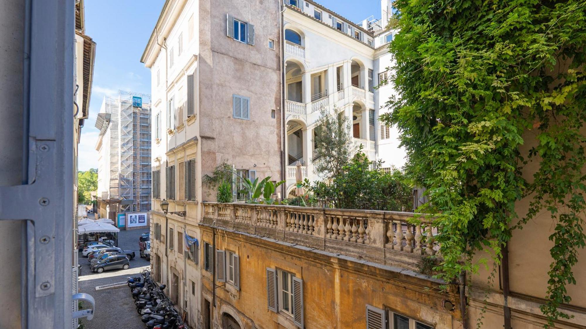 Campo De' Fiori Pinky House
