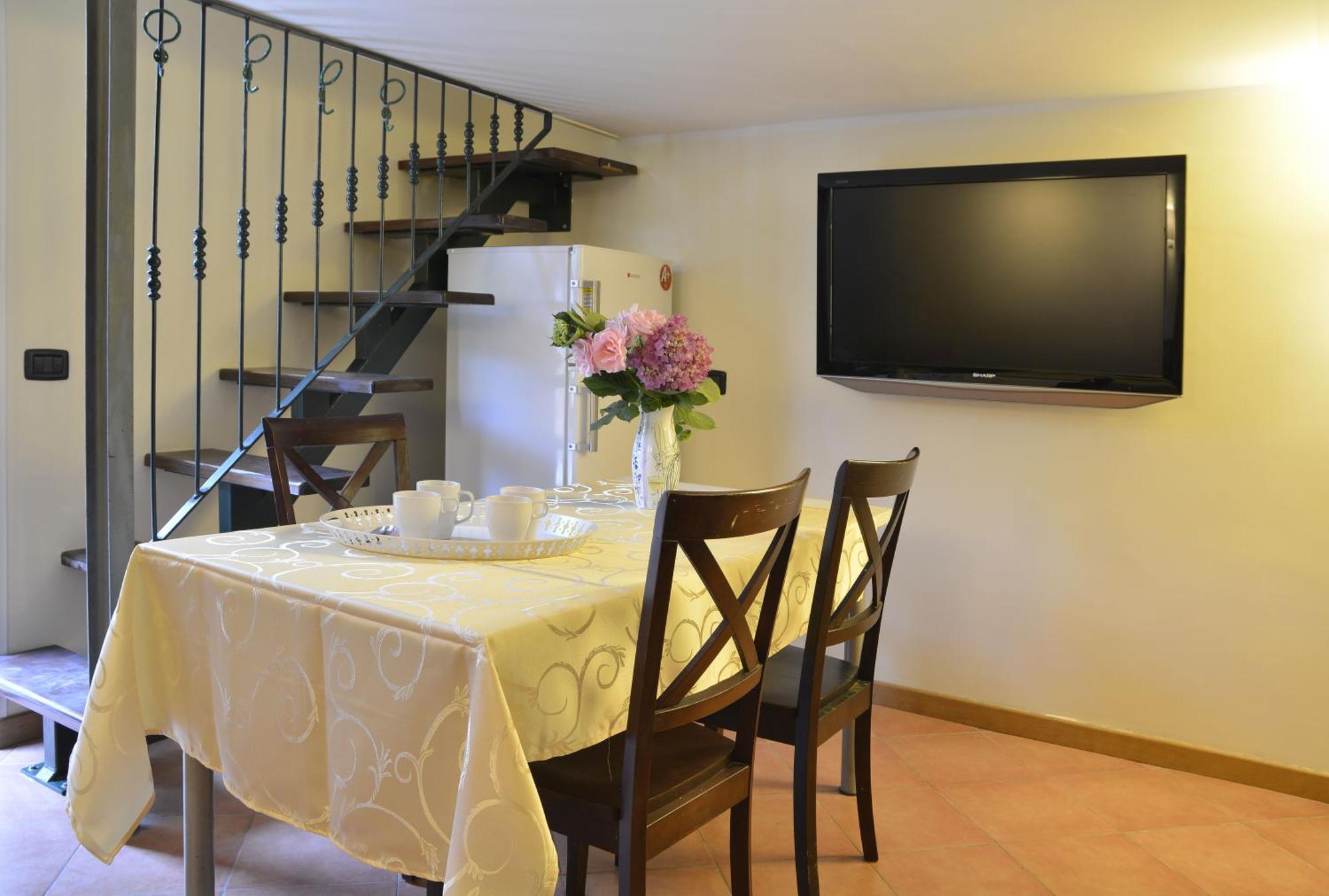 Gemelli Holidays -2 Easy Lofts, Groundfloor With Courtyard, Mezzanine Bedroom, Baby & Pet Friendly, Near Monte Mario Station Connecting To Center In 20 Minutes, 2 Steps From Bus, Groceries, Restaurants, Park, Cycle Path - Warm Guest Care In 4 Languag Leilighet Roma