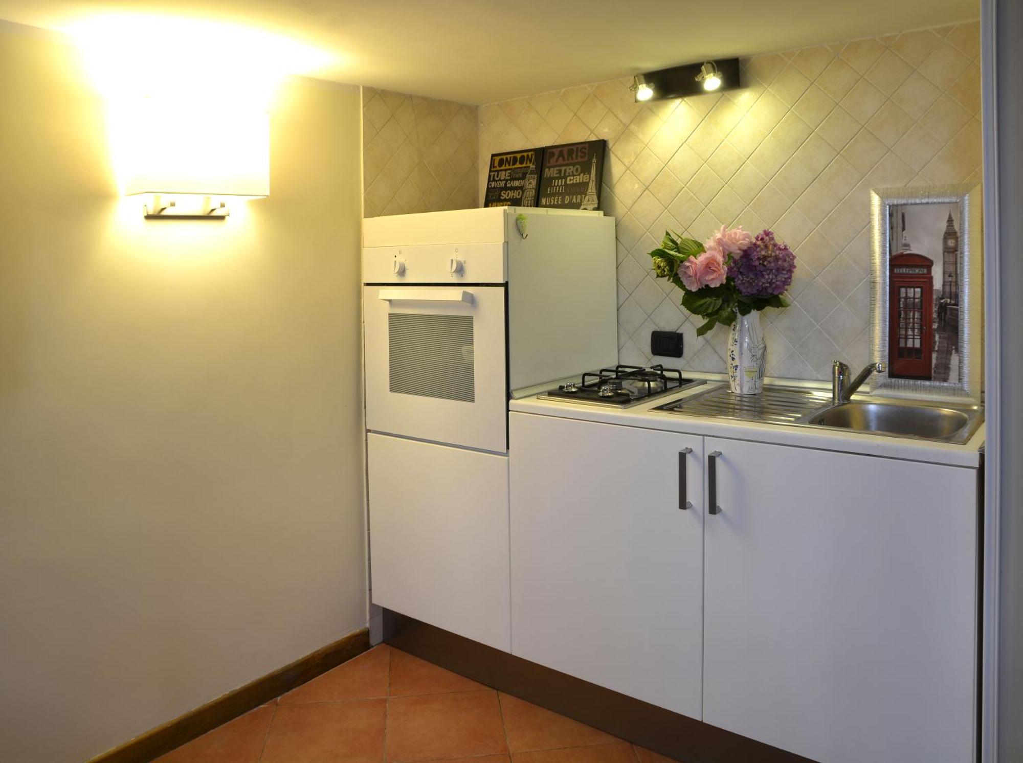 Gemelli Holidays -2 Easy Lofts, Groundfloor With Courtyard, Mezzanine Bedroom, Baby & Pet Friendly, Near Monte Mario Station Connecting To Center In 20 Minutes, 2 Steps From Bus, Groceries, Restaurants, Park, Cycle Path - Warm Guest Care In 4 Languag *