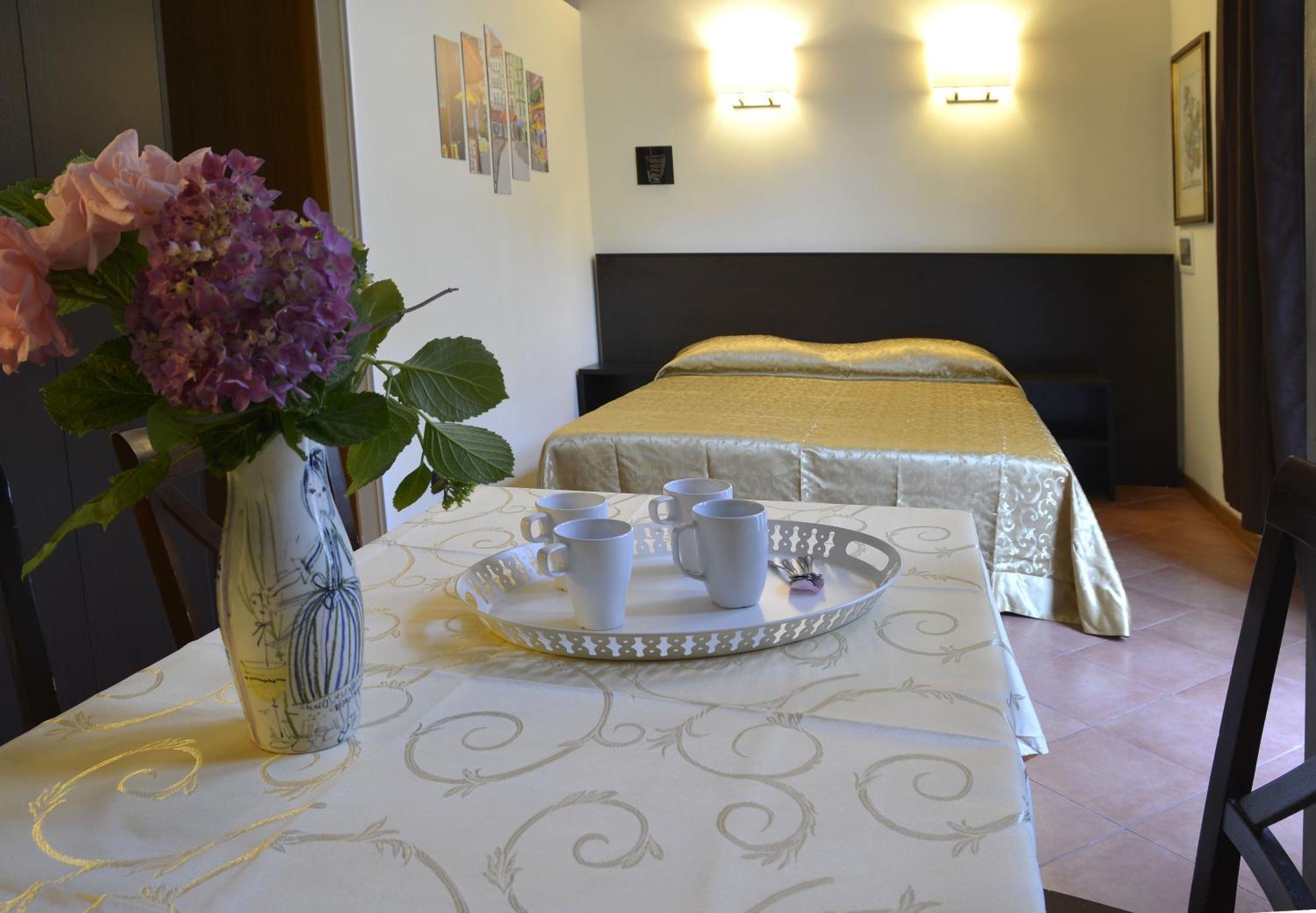 Gemelli Holidays -2 Easy Lofts, Groundfloor With Courtyard, Mezzanine Bedroom, Baby & Pet Friendly, Near Monte Mario Station Connecting To Center In 20 Minutes, 2 Steps From Bus, Groceries, Restaurants, Park, Cycle Path - Warm Guest Care In 4 Languag Roma