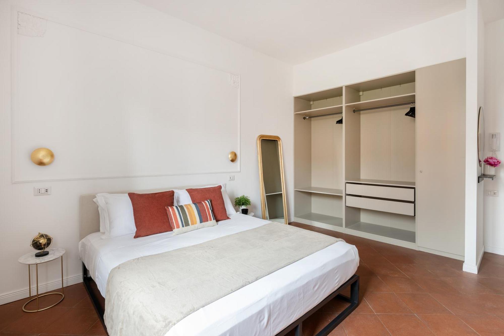 White Flat Termini Apartment