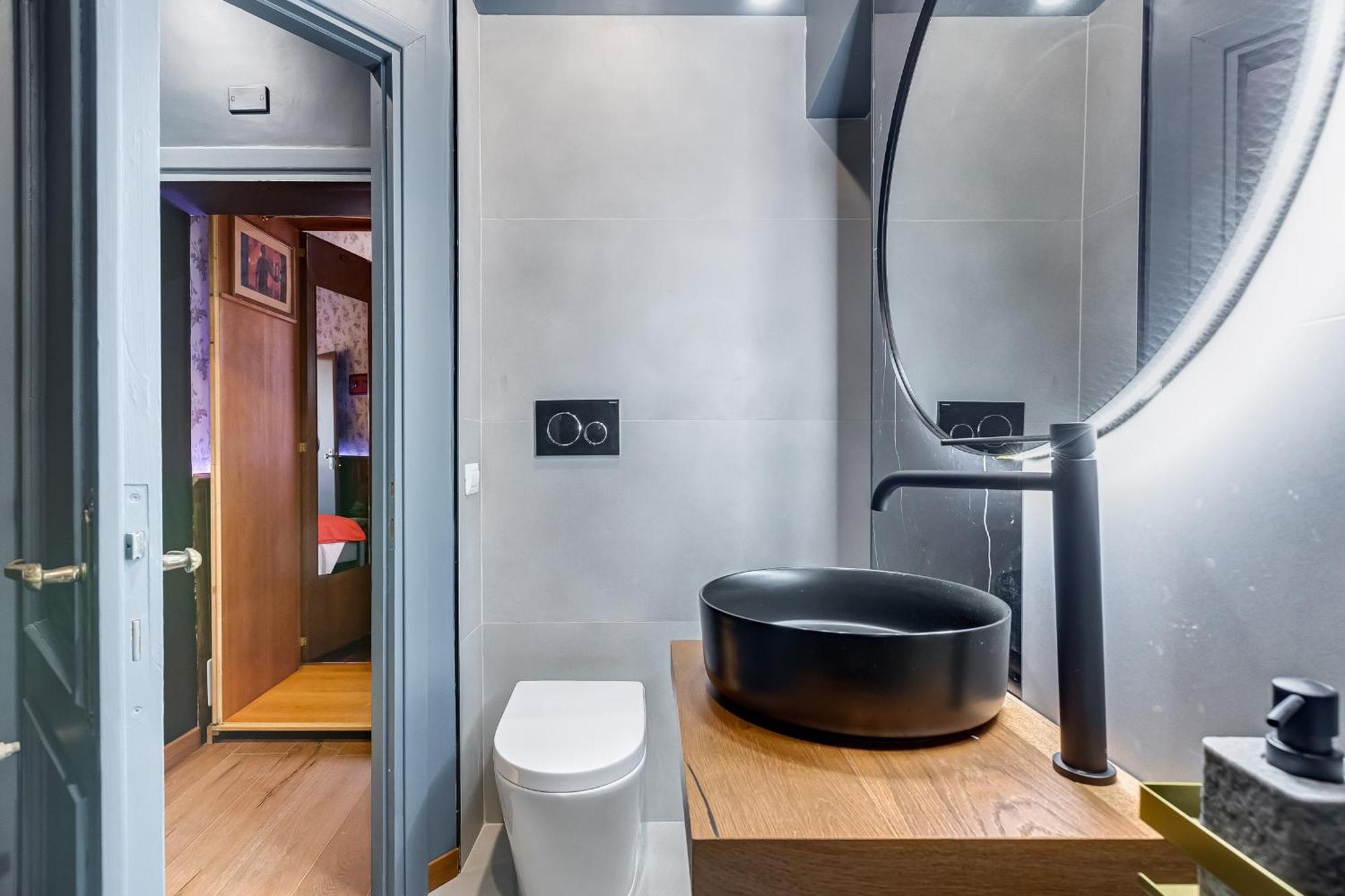 Apartment Stranger Pod