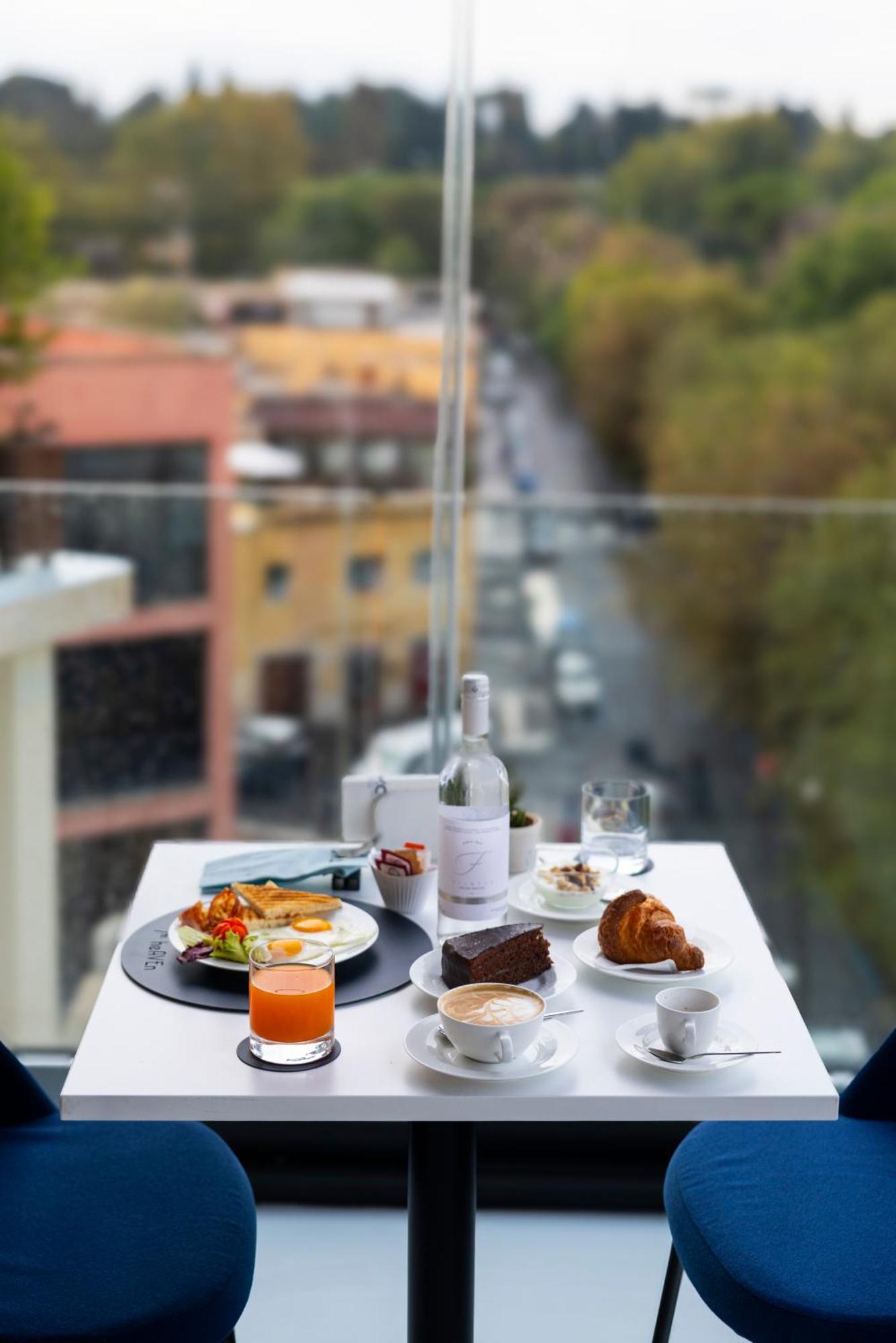 J Maluni Hotel Roma