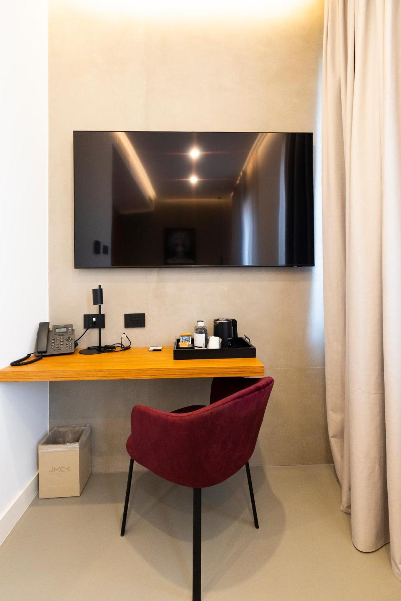 Hotel J Maluni 4*