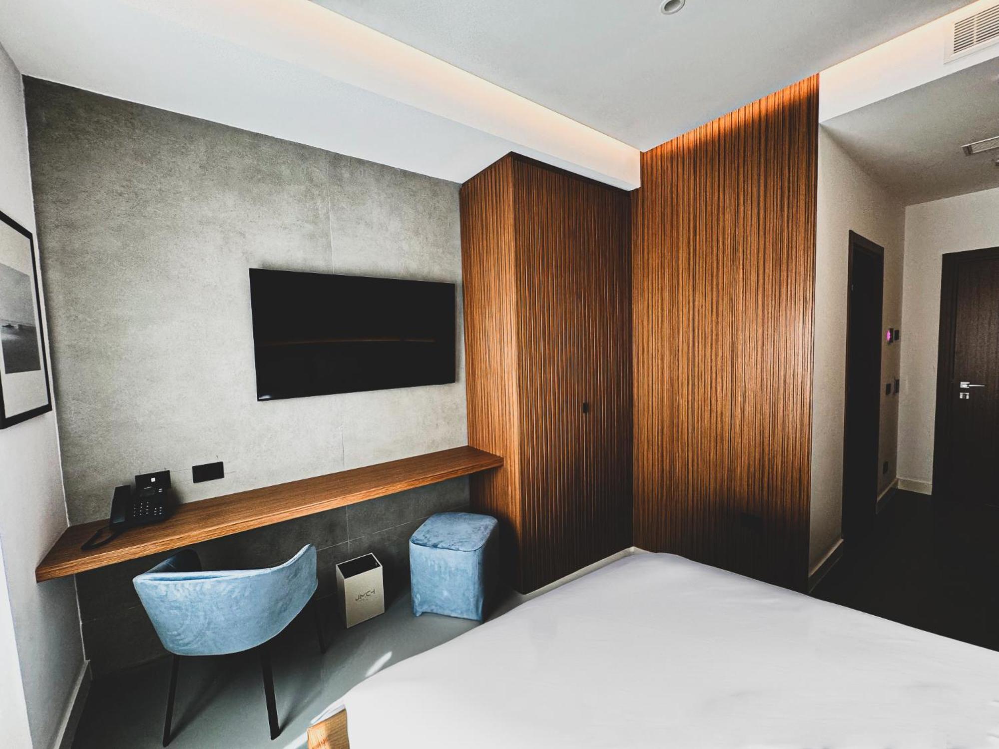 J Maluni Hotel Roma