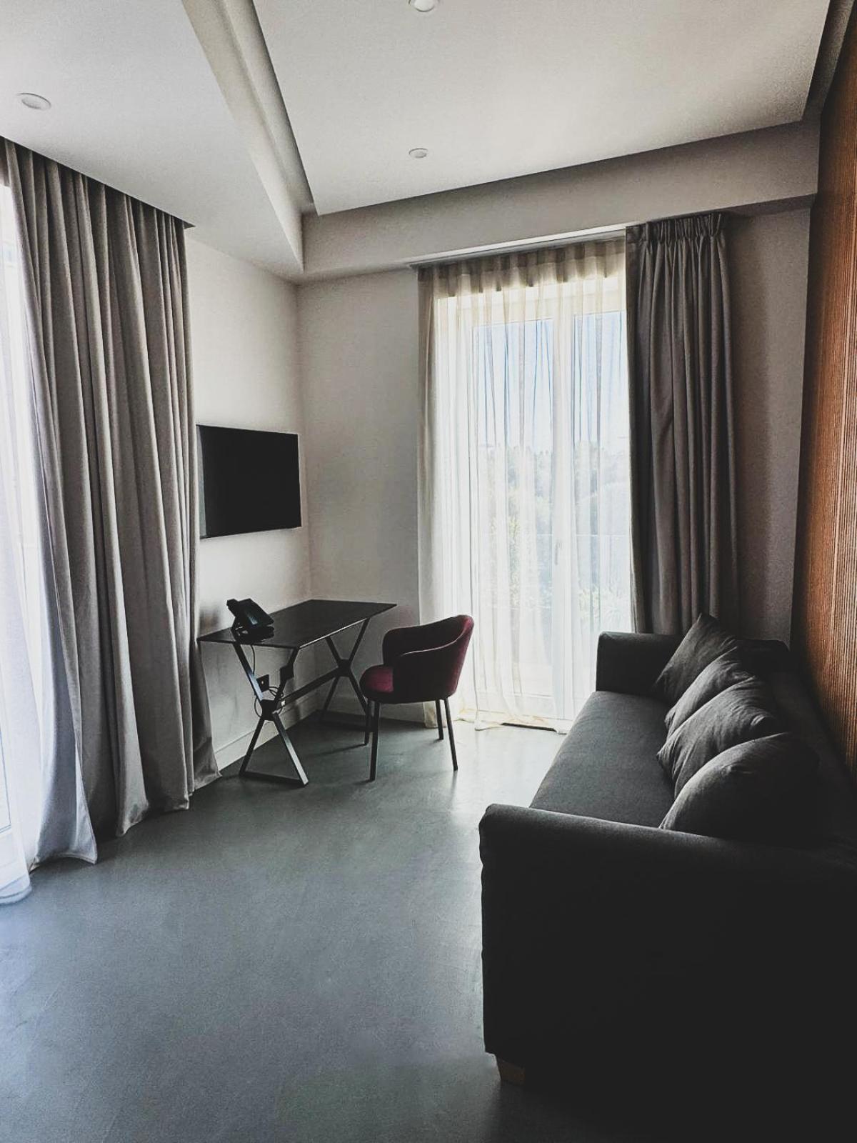 J Maluni Hotel 4*